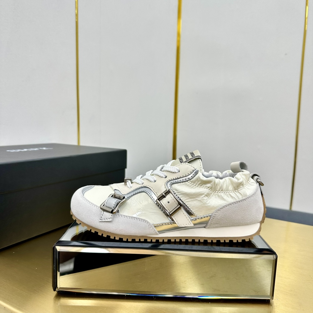 NO:381870,Baller training shoes | The tilted head design is very cute SUGARSU 25SS retro age-reducing color-blocking model, four colors are available. The upper buckle embellishes the side of the shoe, which is extra eye-catching. The playful tilted head last design combines SUGARSU wavy lines, trendy and fashionable~ The details of the shoe also incorporate the 25-year-old resort-style shell elements, which are transformed into shell-patterned bean soles. The bottom material is selected as a rubber-shaped sole, which is light and fashionable. It is also scheming to hide and increase the height, and the total height of the inside and outside is about 3 cm. The rumpled structure of the shoe mouth needs to be hand sewn, so that it can be soft and comfortable to wear 35-40 (40 customization), casual shoes/sports shoes, sneakers19860909芭蕾德训鞋|歪头设计怪可爱 SUGARSU 25SS 复古减龄拼色款 四色可选 鞋面搭扣点缀鞋侧,额外吸睛,俏皮的歪头楦型设计结合了 SUGARSU 波浪线条,潮流且时髦~ 鞋款细节也融入了25年流行的度假风贝壳元素,化为贝壳纹豆豆鞋底 底材选择了橡胶成型底,轻盈且时髦.并且心机的做了隐藏增高,内外合计约增高3厘米. 鞋口抽皱结构需要手工缝制,穿着体验柔软舒 35-40（40定制）,休闲鞋/运动鞋,sneakers,Women's Shoes