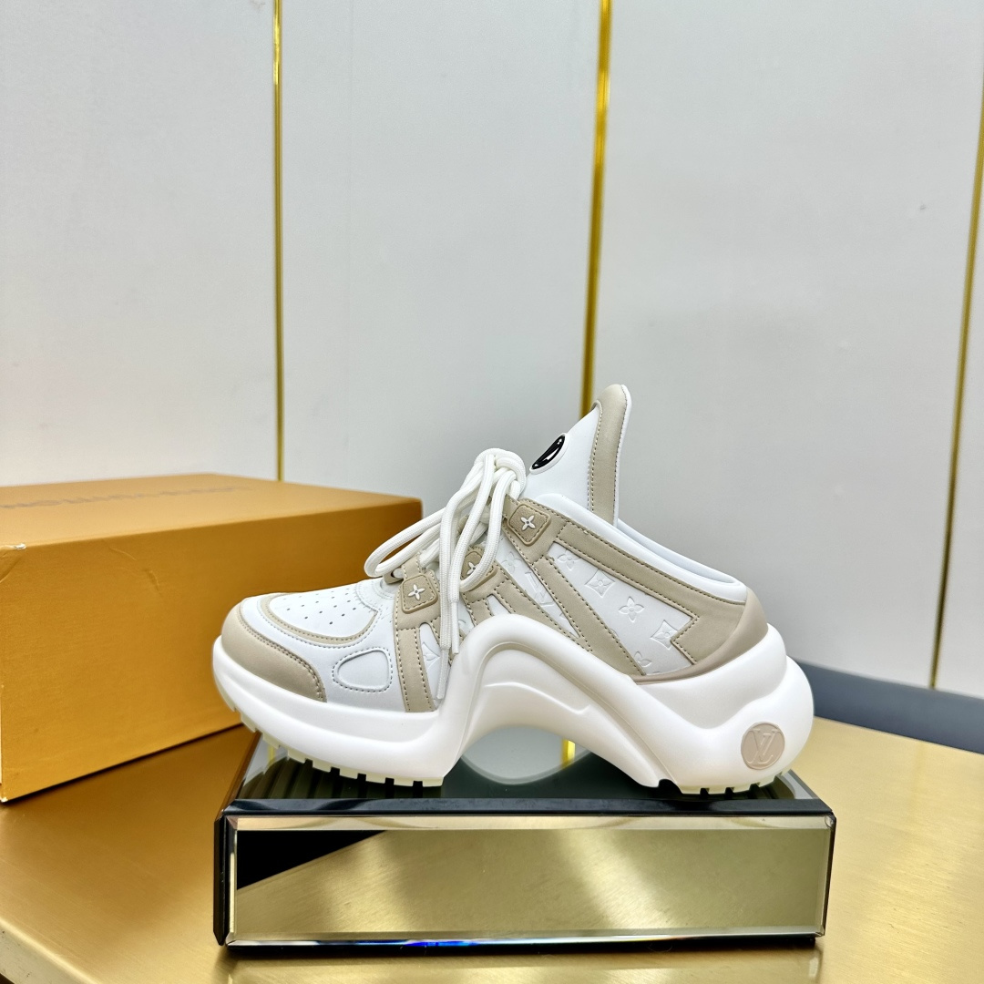 NO:245801,Top version of arch bridge Lv donkey casual sports dad shoes slippers bold and avant-garde design with personality wavy soles, coquettish whole fashion circle, synonymous with new trends and new trends, want to be called the coolest casual sports shoes in history, whoever wears them will become the most handsome person with the most return rate, the heel height is about 5.5cm, and the back degree is about 8mm. Imported leather imported leather imported TPU splicing, inner imported net cloth nigger, outsole vacuum foaming and TPU combination, size number women's code 35-41, semi-drag, louis vuitton, louis vuitton, sneakers, slippers19860909拱桥顶级版本 Lv驴牌休闲运动老爹鞋拖鞋 大胆的前卫设计上富有个性的波浪形大底,风骚整个时尚圈,超符合新潮流新趋势的代名词,欲称史上最酷休闲运动鞋,谁穿谁将成为回头率最帅的那个人,后跟高约大概5.5cm,将底将后度约8mm. 面料进口皮进口皮进口TPU拼接 内里进口网布牛里 大底抽真空发泡和TPU组合 码数女码35-41码,半拖,louis vuitton,louis vuitton,sneakers,slippers,Women's Shoes