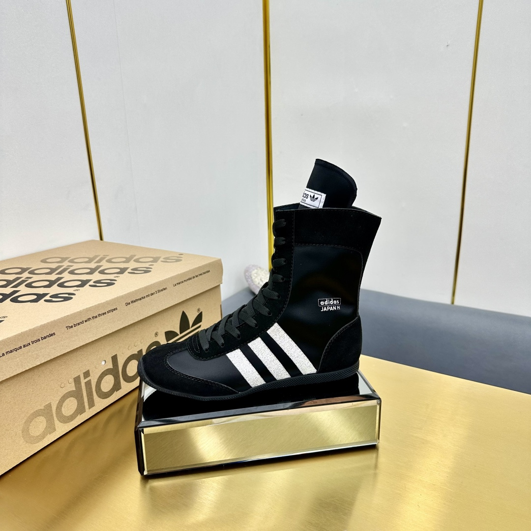 NO:239864,Adidas 25ss popular products recommended, mid-top, retro, racing shoes, boxing shoes, classic black and white blinded the eyes~ Jennie's same Clover racing shoes, my ma, Adid, you are so good at making it out!  !  These three-leaf clover classic black and white racing shoes and boots are simply so beautiful!  !  Pull the thin-soled shoes full of racing elements back to the public's sight [Like R] Retro and fashionable, street fashion is full of trend. This wave of Adidas is a bit topped. The upper uses original imported Niujing/Horse hair. Inner footbed breathable net. Original custom rubber outsole. Size 35-39 (customized for 40), boots, adidas, boots.19860909Adidas 阿迪达斯 25ss爆款推荐 中帮 复古 赛车鞋 拳击鞋 经典黑白蒙蔽了双眼～ Jennie同款三叶草赛车鞋我的ma耶,阿迪你太会出啦！！ 这双三叶草经典黑白赛车鞋靴简直太貌美了！！ 把充满赛车元素的薄底鞋重新拉回大众视野[赞R]复古时髦,街头潮流感拉满 这波Adidas有点顶哦 鞋面采用原版进口牛京/马毛 内里垫脚透气网 鞋底原版定制橡胶大底 码数35-39（40定做）,靴子,adidas,boots,Women's Shoes