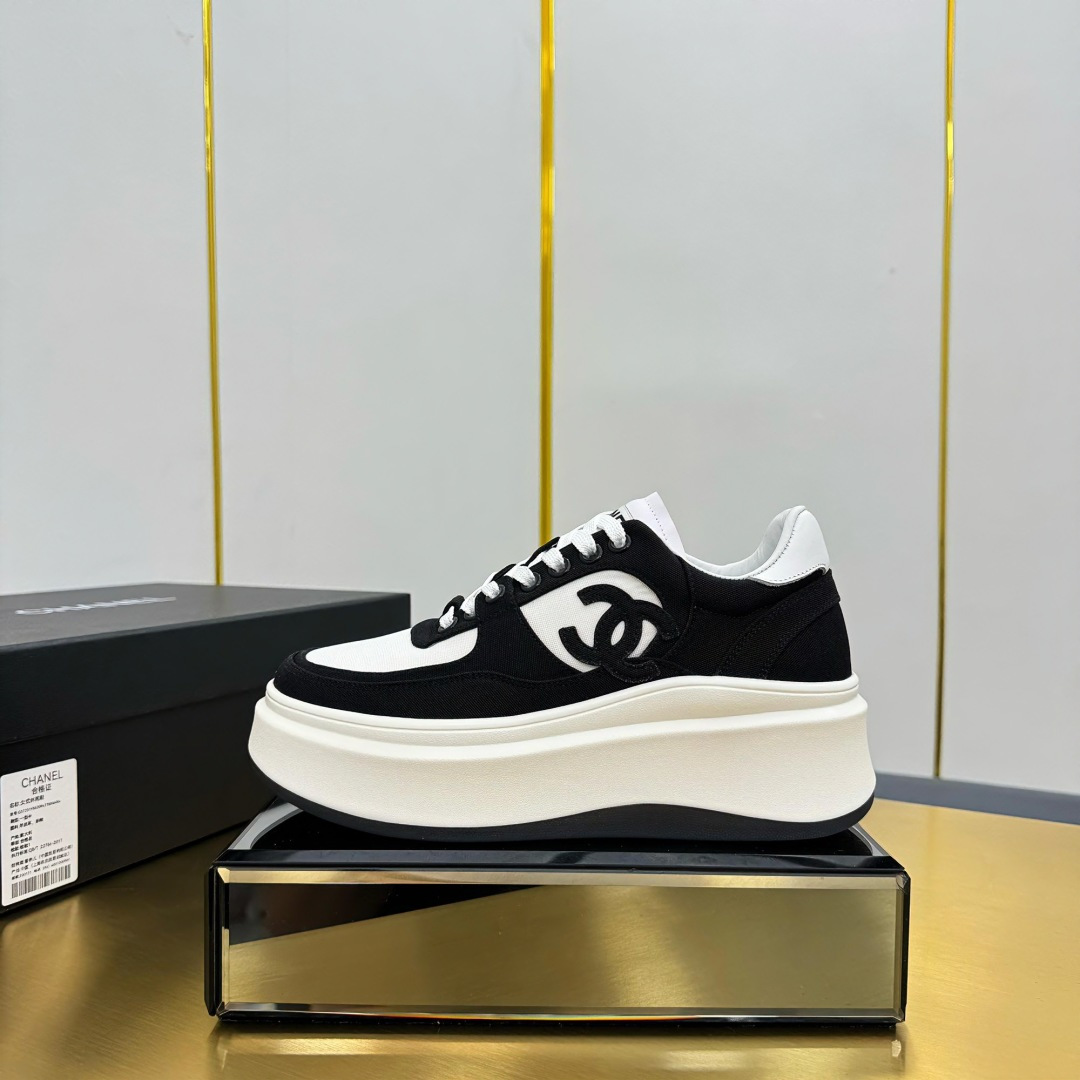 NO:239870,Upgraded version, upgraded version, upgraded version!  No refutation accepted!  !  !  !  Chanel Chanel Panda Shoes!  Top casual sports shoes for the 2025 counter This classic design; the upper is crafted and electric embroidered style; the sole is fashionable and sporty; it is an extraordinary and has a variety of color matching elements... The diversified mix and match is very beautiful and versatile, casual, fashionable, sports, and outdoors can be taken into account... Go material The upper is made of original imported silk cowhide   original tarp   original top cowhide The inner part is made of original sheepli   net Outsole based on original TPU combination sole The counter is made of high-quality packaging for women 35–41, dad shoes, chanel, chanel, sneakers, cowhide19860909升级版,升级版,升级版！不接受反驳！！！！ Chanel香奈儿熊猫鞋！2025专柜顶级休闲款运动鞋 这款经典设计；鞋面多种工艺电绣的风格；大底却时尚运动；不平凡的拥入了多种配色元素…… 多元化混搭非常好看百搭,休闲,时尚,运动,户外都能兼顾…… Go 材料 鞋面采用 原版进口头层丝绸牛皮 原版防水布 原版头层牛皮 内里采用 原版羊里 网 大底根据 原版TPU组合大底 专柜精品包装全套女35–41,老爹鞋,chanel,chanel,sneakers,cowhide,Women's Shoes