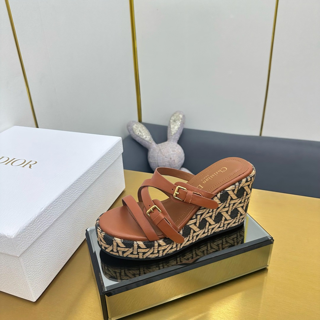 NO:255215,DIOR CHRONO new high-end sandals. Simple and super versatile. Perfect and luxurious to wear with spring and summer clothing. The feel of the feet is even more comfortable!  The original material is perfectly replicated. The original disassembled mold is untied. 1 original electroplated ancient gold logo buckle. 2 original electroplated ancient gold CD rear mark. 3 original cowhide surface. Cowhide inner lining. 4 original anti-slip heel outsole. Heel height is about 9cm. 5 original upper matching logo buckle. Ingenious, full of details. Fine workmanship. Worth owning 6 configuration counter original packaging!  3 colors into, black, beige, brown and yellow. SIZE35--40 (41 can be customized), high heels, slippers, dior, dior, sandals, high heels, slippers, cowhide19860909DIOR CHRONO迪奥 高版本新款凉鞋. 简约超级百搭. 上脚完美奢华可任意搭配春夏服饰. 脚感更是舒适！ 材质原版完美复刻. 原版拆解开模. 1原版电镀古金Logo饰扣. 2原版电镀古金CD后标. 3原版牛皮面. 牛皮内里. 4原版防滑坡跟大底.跟高约9cm 5原版游边鞋面搭配 Logo饰扣.别出心裁.细节满满.做工精细.值得拥有 6配置专柜原版包装！ 3色入.黑色.米白.棕黄. SIZE35--40（41可订做）,高跟鞋拖鞋,dior,dior,sandals,high heels,slippers,cowhide,Women's Shoes