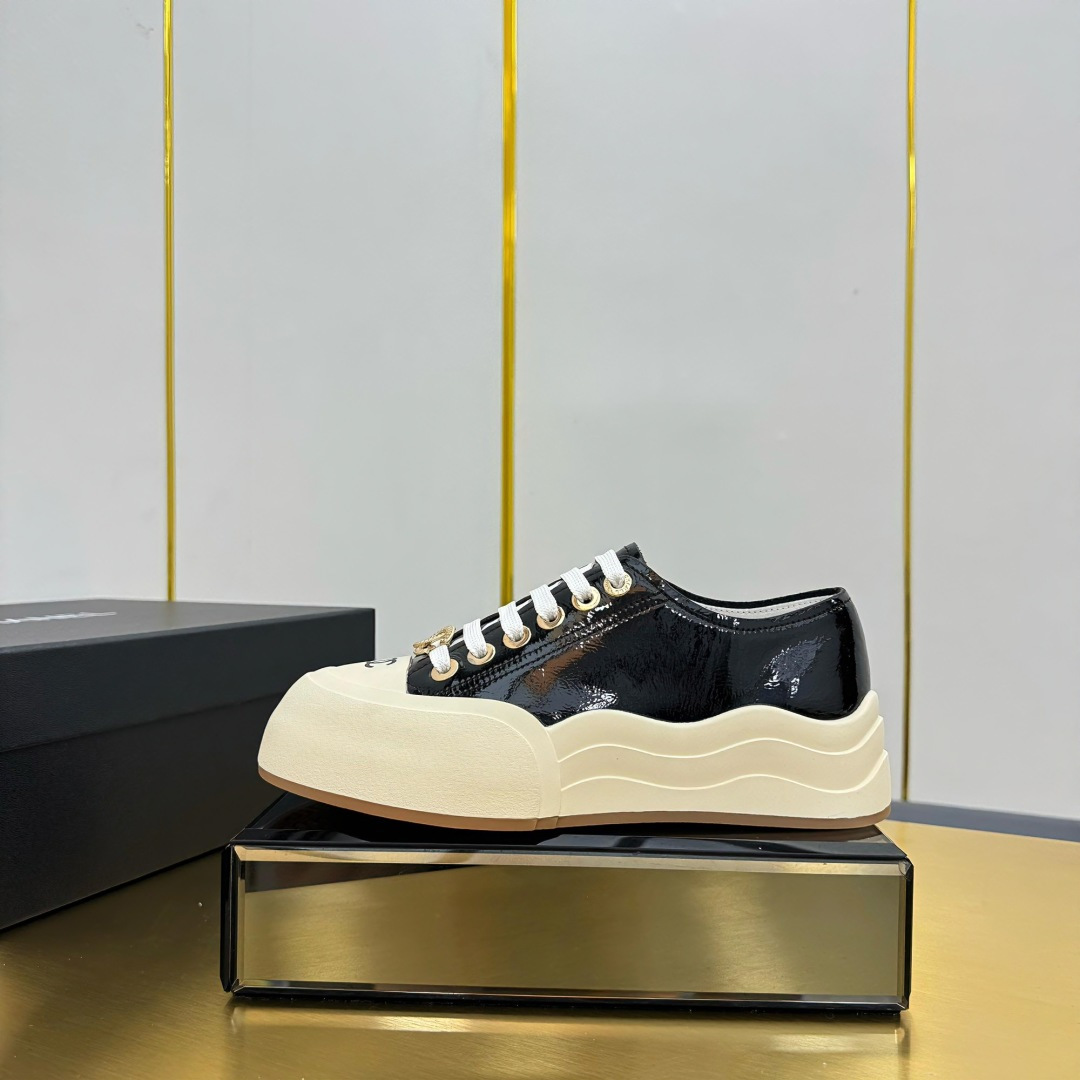 NO:255241,Top version, original single quality!  !  !  Chanel Chanel - 2025 Cookie Shoes Top casual sneakers for counter This classic design; the upper has a variety of craftsmanship and electric embroidery styles; the sole is fashionable and sporty; it is an extraordinary variety of color matching elements... The diversified mix and match is very beautiful and versatile, casual, fashionable, sports, and outdoors can be taken into consideration... Go Material The upper is made of original top layer cowhide. The inner is made of sheepskin. The sole is based on the original TPU combination sole. The counter is made of high-quality packaging for women. The full set of women's 35–41, casual shoes/sports shoes, chanel, chanel, sneakers, cowhide, sheepskin19860909顶级版本,原单品质！！！ Chanel香奈儿——2025饼干鞋 专柜顶级休闲款运动鞋 这款经典设计；鞋面多种工艺电绣的风格；大底却时尚运动；不平凡的拥入了多种配色元素…… 多元化混搭非常好看百搭,休闲,时尚,运动,户外都能兼顾…… Go 材料 鞋面采用 原版头层牛皮 内里采用 羊皮 大底根据 原版TPU组合大底 专柜精品包装全套女35–41,休闲鞋/运动鞋,chanel,chanel,sneakers,cowhide,sheepskin,Women's Shoes
