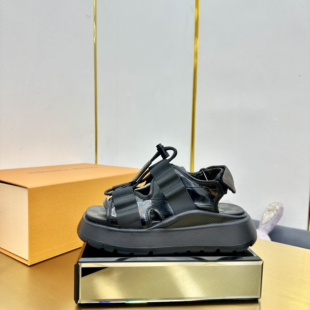 NO:240508,Louis Vuitton MAYA FLATFORM sandals This Maya Flatform sandals are made of smooth ox patent leather, allowing wide shoelaces to shuttle between the leather tongue, and then inject the brand essence with the metal LV Circle logo. The rubber outsole inherits the color of the upper, and the light leather thick sole perfectly elegant style. Cowhide open-edge beaded leather thick sole 4 cm / 2 inch LV Circle logo decoration buckle engraved Louis Vuitton logo sized 35-40 (41.42 custom made without return or exchange), sandals, christian louboutin, louis vuitton, louis vuitton, louis vuitton, louis vuitton, tom ford, sandals, cowhide19860909Louis Vuitton 路易威登 MAYA FLATFORM 凉鞋 本款 Maya Flatform 凉鞋选用光滑牛漆皮革,令宽幅鞋带穿梭于皮革鞋舌之间,再以金属 LV Circle 标识注入品牌底蕴.橡胶外底承袭鞋面色调,轻盈皮革厚底完善雅致风范. 牛皮开边珠革 厚底 4 厘米 / 2 英寸 LV Circle 标识装饰 搭扣镂刻路易威登标识 码了35-40 (41.42定做不退换),凉鞋,christian louboutin,louis vuitton,louis vuitton,louis vuitton,tom ford,sandals,cowhide,Women's Shoes