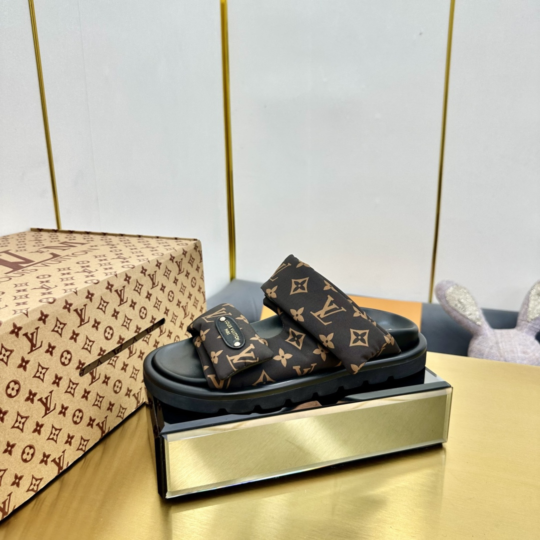 NO:240511,LV hits are the same as men and women, couple sizes, Louis Vuitton bread rolls, another hit, latest emphasis on real down filling, the super hot-spread presbyopia slippers, the foot feel of the soft and comfortable, the hot little red book, the high-end lazy style... There is no pair of ugly slippers in summer, which is soulless, so I will plant grass today. 25 The rainbow color of the spring is so suitable for this summer, it looks high-end. The full and fluffy effect of the relief silk design is particularly good. I fell in love with it inexplicably. The sole increases by 3 cm. The NICE Velcro design is wide and can make your feet look thin and beautiful. I love it in summer!  !  This design is so fashionable and the cool style can be matched!  !  Size#35-45, slippers, louis vuitton, louis vuitton, slippers, down jacket19860909LV爆款齐色男女同款 情侣码  路易威登面包拖 又一爆款 最新 强调 真羽绒填充 LV一出即巅峰的超爆款的老花拖鞋面包的脚感 软绵绵的超舒服 火爆小红书 高级慵懒风.... 夏天没有一双丑拖鞋是没有灵魂的 今天就来种草了 25开春彩虹色太适合这个夏季了显高级 感 浮雕丝绸设计饱满蓬蓬的效果特别有好感 显白莫名其妙的爱上了.鞋底立增3公分, NICE 魔术贴的设计宽宽的可以显的脚好瘦好好看 夏天最爱！！ 这个设计太时尚了 酷酷的风格也可以搭配！！ Size#35-45,拖鞋,louis vuitton,louis vuitton,slippers,down jacket,Women's Shoes