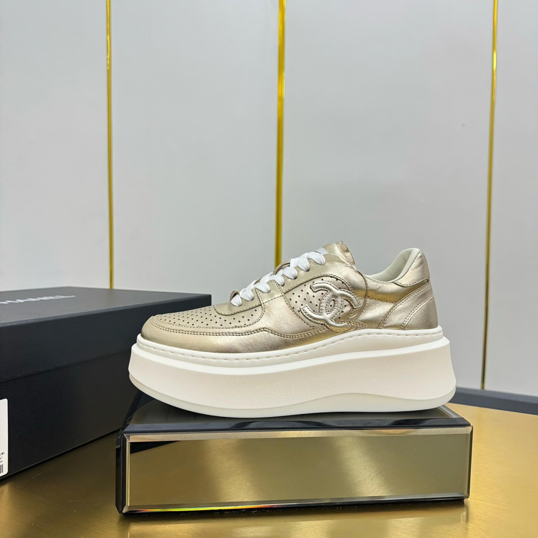 NO:240502,Upgraded version, upgraded version, upgraded version!  No refutation accepted!  !  !  !  Chanel Chanel Panda Shoes!  Top casual sneakers for the 2025 counter This classic design; the upper is crafted and electric embroidered with various craftsmanship; the sole is fashionable and sporty; it is an extraordinary and has incorporated a variety of color matching elements... The diversified mix and match is very beautiful and versatile, casual, fashionable, sports, and outdoors can be taken into account... Go material The upper is made of original imported silk cowhide   original tarp   original head cowhide The inner part is made of original sheepli   net Outsole based on original TPU combination sole The counter is made of high-quality packaging for women 35–41, casual shoes/sports shoes, chanel, chanel, sneakers, cowhide19860909升级版,升级版,升级版！不接受反驳！！！！ Chanel香奈儿熊猫鞋！2025专柜顶级休闲款运动鞋 这款经典设计；鞋面多种工艺电绣的风格；大底却时尚运动；不平凡的拥入了多种配色元素…… 多元化混搭非常好看百搭,休闲,时尚,运动,户外都能兼顾…… Go 材料 鞋面采用 原版进口头层丝绸牛皮 原版防水布 原版头层牛皮 内里采用 原版羊里 网 大底根据 原版TPU组合大底 专柜精品包装全套女35–41,休闲鞋/运动鞋,chanel,chanel,sneakers,cowhide,Women's Shoes