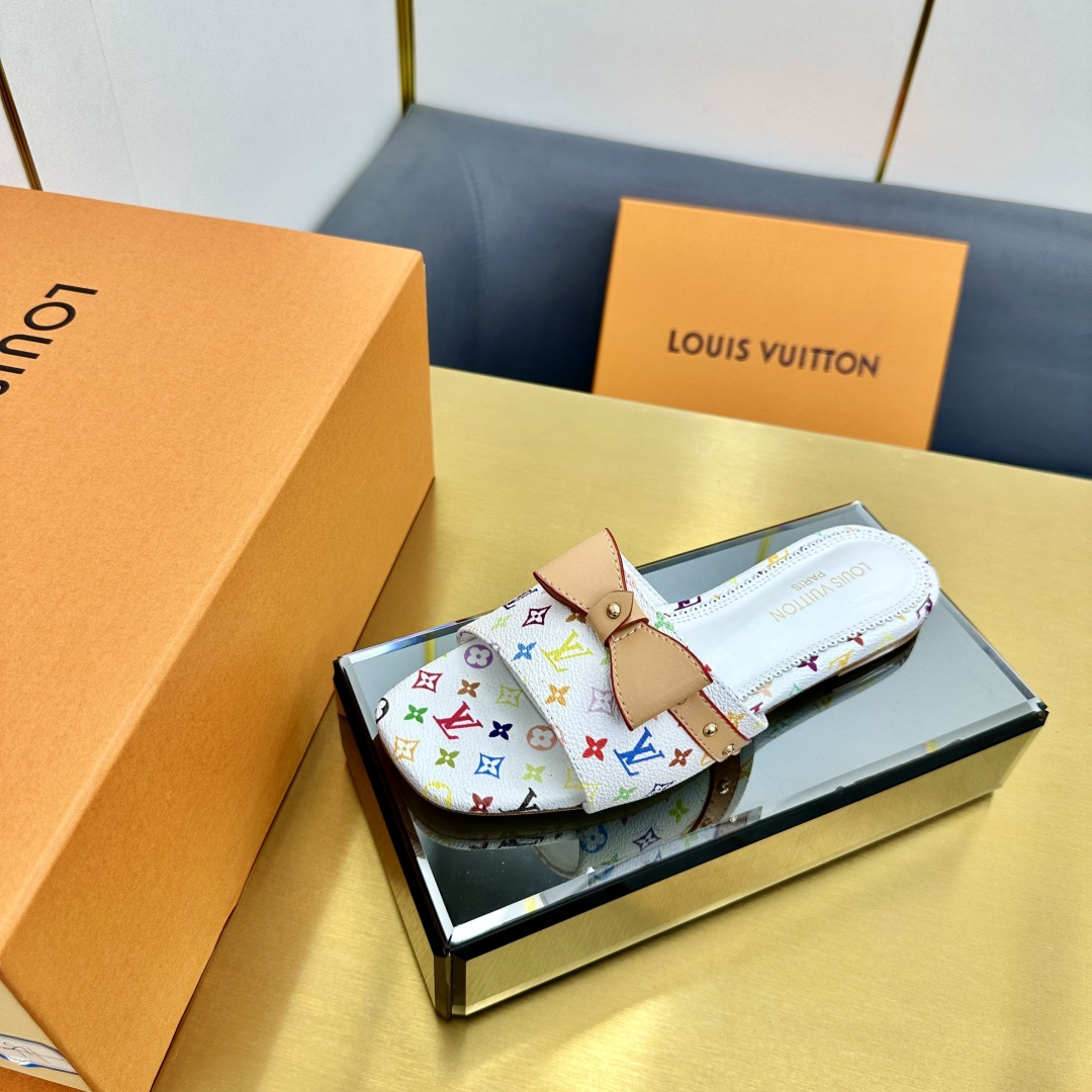 NO:415094,L*V Murakami jointly created summer drag, white three-color Murakami must-have leather slippers for summer, Murakami has cooperated again after many years, bow slippers are in the middle, LV and Japanese artist Murakami have the 20th anniversary of their first cooperation with Japanese artist Murakami, Louis Vuitton will launch a new reprint series on January 1, 2025, recreating the classic elements of early 21st century pop culture. Upper fabric 1 authentic PVC ultra-fiber + 3D printing technology Upper fabric 2 water-dyed cowhide inner/foot pad imported small goatskin Hardware copper buckle gold beans Outsole Italian grinding outsole + combination rubber skin size35-36-37-38-39-40, high heel slippers, louis vuitton, louis vuitton, high  heels, slippers, cowhide, sheepskin19860909L*V村上隆联名夏季拖,白三彩 Murakami夏日必备皮面一字拖鞋,村上隆与时隔多年再次合作, 蝴蝶结小拖鞋正中下, LV与日本艺术家村上隆首次合作二十周年之际,路易威登将于2025年1月1日推出焕然一新的再版系列,重现早21世纪流行文化的经典元素 鞋面面料1正品PVC超纤+3D印刷工艺 鞋面面料2水染牛皮 内里/垫脚进口小山羊皮 五金铜扣金豆豆 大底意大利磨面大底+组合橡胶天皮 size35-36-37-38-39-40,高跟鞋拖鞋,louis vuitton,louis vuitton,high heels,slippers,cowhide,sheepskin,Women's Shoes