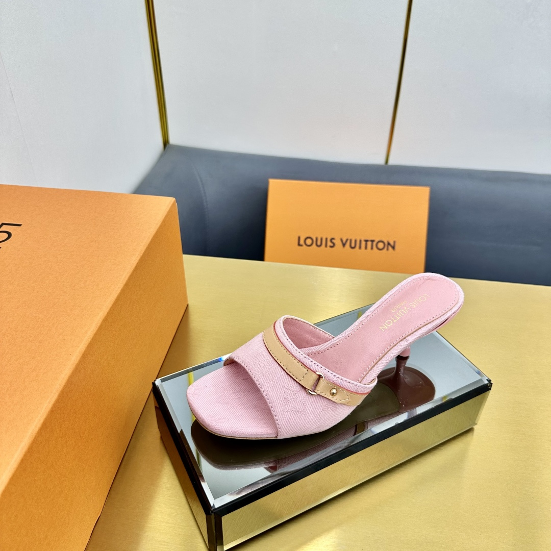 NO:415108,LV x TM Louis Vuitton x Murakami Takashi jointly created 6AM series White Tricolor Flat-soled sandals Original purchase and development Made this 6AM sandals from Louis Vuitton x Murakami Takashi reprint series, full Monogram pattern is soaked in rainbow tones, allowing the brand's classic elements to stretch the distinctive aesthetic style of Japanese artist Takashi Murakami. The upper embellishment is nailed with cowhide leather straps, and the details of the bow add exquisite brushstrokes. The delivery counter is exquisitely packaged. Fabric: original custom imported top layer cowhide inner: imported soft sheepskin lining: 5.5cm sole: original open-mold genuine leather outsole Size: 35-39 (customized 40.41), high heel slippers, louis vuitton, louis vuitton, high  heels, slippers, cowhide, sheepskin, Leather soles19860909LV x TM 路易威登x村上隆联名6AM 系列 白三彩 平底 凉拖鞋 原版购入开发 做货 本款 6AM 凉拖出自路易威登 x 村上隆再版系列,为全幅 Monogram 图案浸染彩虹色调,令品牌经典元素舒展日本艺术家村上隆的鲜明美学风格.鞋面点缀饰钉牛皮革带,蝴蝶结细节再添考究笔触 配送专柜精美包装 面料 : 原版定制进口头层牛皮 内里 : 进口柔软羊皮里 跟高 : 5.5cm 鞋底 : 原版开模真皮大底 Size : 35-39（可定制40.41）,高跟鞋拖鞋,louis vuitton,louis vuitton,high heels,slippers,cowhide,sheepskin,Leather soles,Women's Shoes