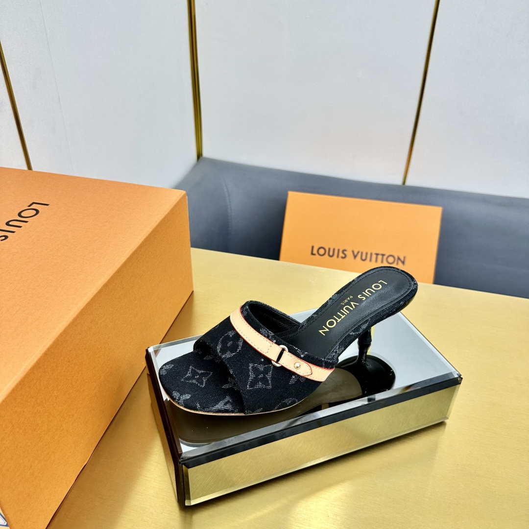 NO:415101,LV x TM Louis Vuitton x Murakami Takashi jointly created 6AM series White Tricolor Flat-soled sandals Original purchase and development Made this product This 6AM sandals are from Louis Vuitton x Murakami Takashi reprint series, full Monogram pattern is soaked in rainbow tones, allowing the brand's classic elements to stretch the distinctive aesthetic style of Japanese artist Takashi Murakami Takashi. The upper embellishment is nailed cowhide leather straps, and the details of the bow add exquisite brushstrokes. The delivery counter is exquisitely packaged. Fabric: original custom imported top layer cowhide inner: imported soft sheepskin lining: 7.5cm sole: original open-mold genuine leather outsole Size: 35-39 (customized 40.41), high heel slippers, louis vuitton, louis vuitton, high  heels, slippers, cowhide, sheepskin, Leather soles19860909LV x TM 路易威登x村上隆联名6AM 系列 白三彩 平底 凉拖鞋 原版购入开发 做货 本款 6AM 凉拖出自路易威登 x 村上隆再版系列,为全幅 Monogram 图案浸染彩虹色调,令品牌经典元素舒展日本艺术家村上隆的鲜明美学风格.鞋面点缀饰钉牛皮革带,蝴蝶结细节再添考究笔触 配送专柜精美包装 面料 : 原版定制进口头层牛皮 内里 : 进口柔软羊皮里 跟高 : 7.5cm 鞋底 : 原版开模真皮大底 Size : 35-39（可定制40.41）,高跟鞋拖鞋,louis vuitton,louis vuitton,high heels,slippers,cowhide,sheepskin,Leather soles,Women's Shoes