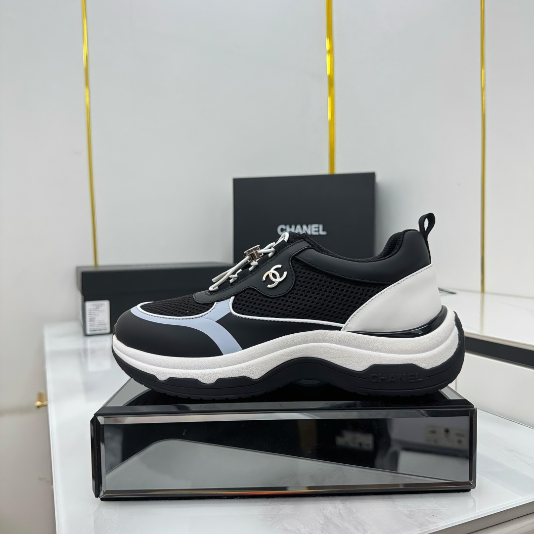 NO:245762,Top version Chanel Chanel - 2025 counter top casual panda shoes sneakers This classic design; the upper has a variety of craftsmanship and electric embroidery styles; the sole is fashionable and sporty; it is an extraordinary variety of color matching elements... The diversified mix and match is very beautiful and versatile, casual, fashionable, sports, and outdoors can be taken into account... Go material The upper uses original imported mercerized velvet   double-layer breathable net The inner uses original imported breathable net Outsole based on original TPU combination sole The counter is boutique packaging for women 35–41, dad shoes, chanel, chanel, sneakers19860909顶级版本 Chanel香奈儿——2025专柜顶级休闲款熊猫鞋运动鞋 这款经典设计；鞋面多种工艺电绣的风格；大底却时尚运动；不平凡的拥入了多种配色元素…… 多元化混搭非常好看百搭,休闲,时尚,运动,户外都能兼顾…… Go 材料 鞋面采用 原版进口丝光绒 双层透气网 内里采用 原版进口透气网 大底根据 原版TPU组合大底 专柜精品包装全套女35–41,老爹鞋,chanel,chanel,sneakers,Women's Shoes