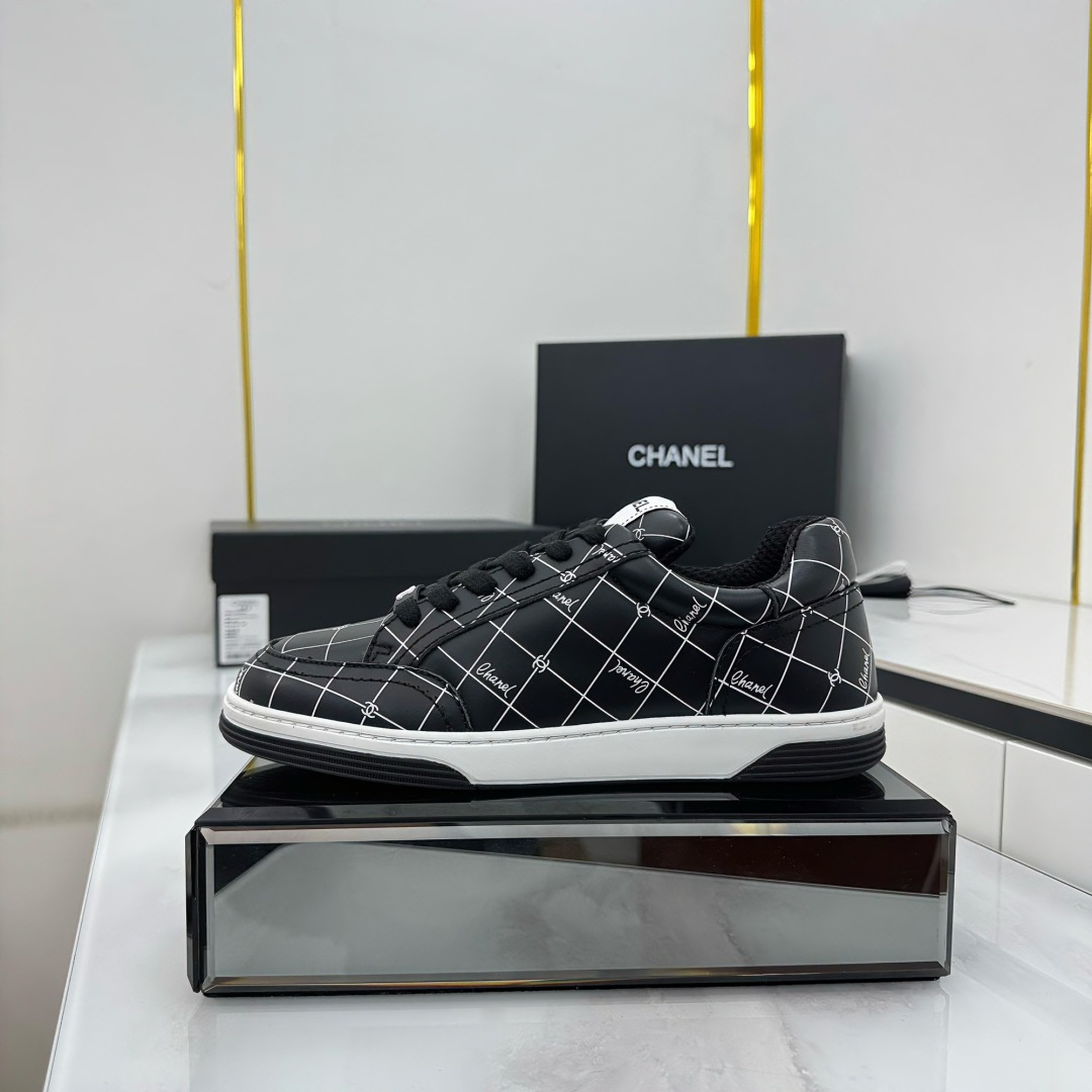 NO:241437,Chanel 25 latest model full leather panda color scheme small white shoes casual sports shoes skateboard shoes original purchase and development Xiaoxiang C home counter another super hit, the love of internet celebrity bloggers and ladies, various praises from social platforms, popular super high texture and breathable super spring and summer, seeing this issue can always evoke the girl's inner demands for fashion latest suede material classic black and white color scheme full of fashionable feeling on the feet easy to take care of Fabric: original custom imported cowhide material original custom leather material inner sole original mold opening TU non-slip sole Size: women's model 35-40 (40 size custom made without return or exchange), casual shoes/sports shoes, chanel, chanel, chanel, chanel, chanel, sneakers, cowhide, chamois leather19860909Chanel香奈儿25最新款 全皮 熊猫配色 小白鞋 休闲 运动鞋 滑板鞋 原版购入开发 做货 小香 C家 专柜又一超级大爆款,网红博主小姐姐们的挚爱,社交平台的各种夸赞,人气超高质感透气超级春夏,看到这期总能唤起少女内心对时髦的诉求 最新麂皮材质 经典黑白配色 上脚时髦感十足 容易打理 面料:原版定制进口牛皮材质 内里原版定制材质 鞋底原版开模TU防滑大底 Size:女款35-40(40码订做不退换）,休闲鞋/运动鞋,chanel,chanel,chanel,sneakers,cowhide,chamois leather,Women's Shoes