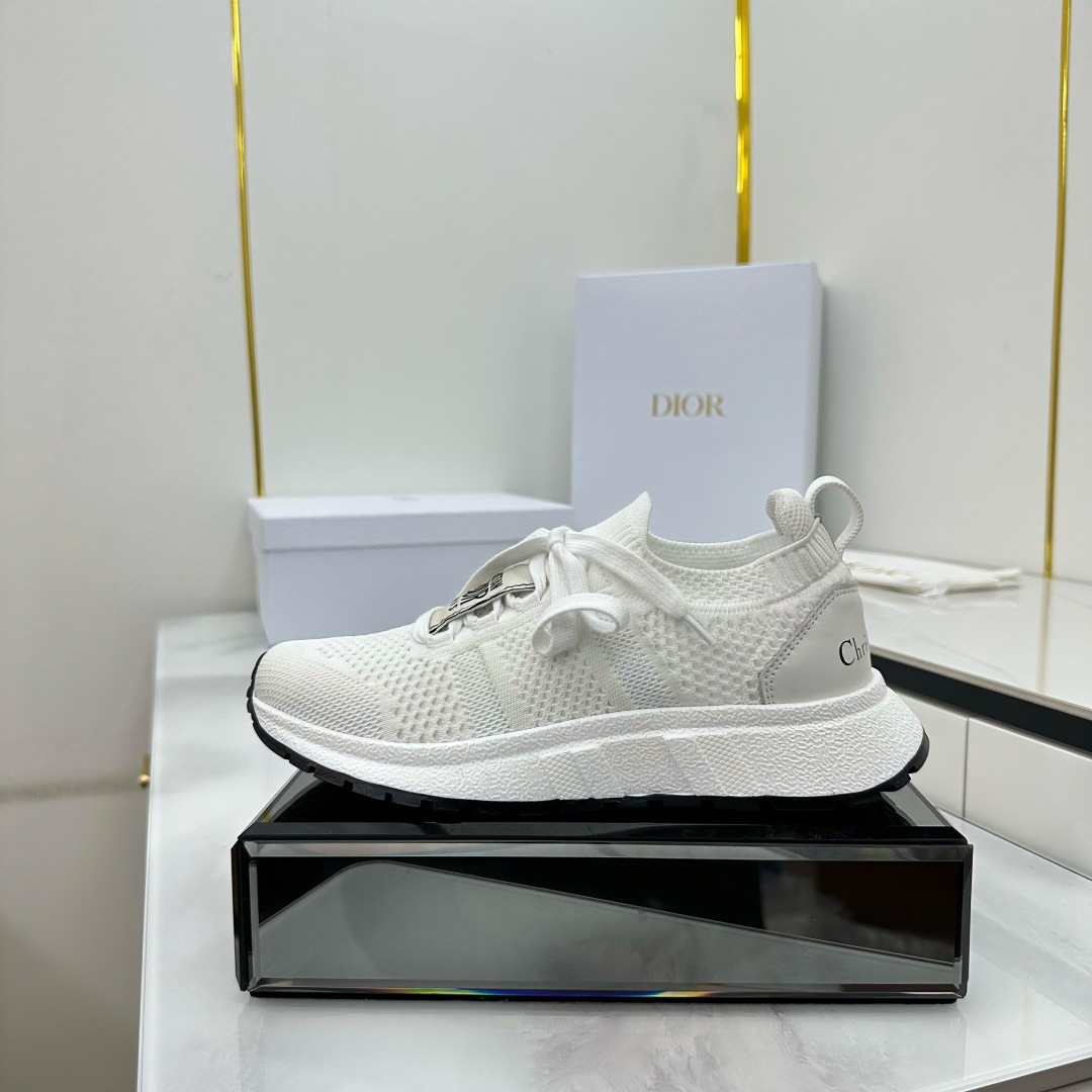 NO:245794,25ss Spring and Summer New Dior Run'n'Dior Sports Shoes Mesh Fabric Casual Shoes Running Shoes Simple and Super versatile. Upper matching Logo logo. Perfect and luxurious on the feet can be matched with spring, summer, autumn and winter clothing. It is even more comfortable to wear on the feet!  This Run'n'Dior sneakers are a new product in the fall 2025 series, reinterpreting the sporty style with an elegant and fashionable look. The upper is carefully crafted from white and black mesh fabric, and the laces and heels are decorated with the Christian Dior Paris logo. The exquisite two-color sole is light and soft, which adds a high-order temperament to all kinds of casual looks. The upper is original mold-opening and flying weaving fabric, breathable and comfortable, inner footbed mesh fabric/sheepskin sole TPU absorbent film, anti-slip sole, super light Size 35-39 (40.41 custom made without return), casual shoes/sports shoes, dior, dior, sneakers, sheepskin1986090925ss春夏新款Dior迪奥 Run'n'Dior 运动鞋网眼织物休闲鞋跑步鞋 简约超级百搭. 鞋面搭配 Logo布标.上脚完美奢华可任意搭配春夏秋冬服饰. 上脚更是舒适！ 这款 Run'n'Dior 运动鞋是二零二五秋季系列新品,以优雅时尚的造型重新演绎运动风格.鞋面采用白色和黑色网眼织物精心制作,鞋带和鞋跟饰以Christian Dior Paris标志.精致的双色鞋底轻盈柔软,可为各式休闲造型增添高订气质. 鞋面原版开模飞织面料 透气舒适 内里垫脚网眼织物/羊皮 鞋底TPU吸膜防滑大底 超级轻盈 码数35-39（40.41定做不退换）,休闲鞋/运动鞋,dior,dior,sneakers,sheepskin,Women's Shoes