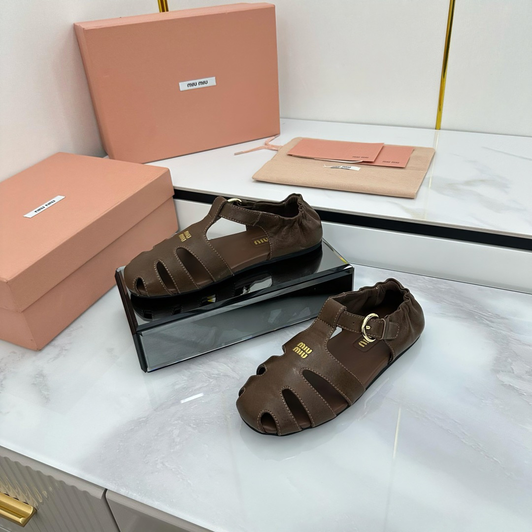 NO:245764,MiuMiu Miu Ss Early Spring New Style, Lazy Sandals with one foot, Official Spring and Summer Show new style, fashionable and versatile, salty and sweet, and does not polish your feet at all. Whether worn barefoot or with socks, it will reduce your age and be super invincible and versatile!  Upper sheepskin inner foot pad sheepskin original sole rubber outsole Size# 35-39 (40. Custom made no return or exchange), sandals, miumiu, sandals, sheepskin, socks19860909MiuMiu 缪缪 ss早春新款 一脚蹬懒人凉鞋 官方春夏走秀新款,时髦百搭·即可咸又可甜 一点也不磨脚 无论光脚穿还是搭配袜子穿都超级减龄 超级无敌百搭！ 鞋面羊皮 内里垫脚羊皮 鞋底原版橡胶大底 Size# 35-39（40.订做不退换）,凉鞋,miumiu,sandals,sheepskin,socks,Women's Shoes