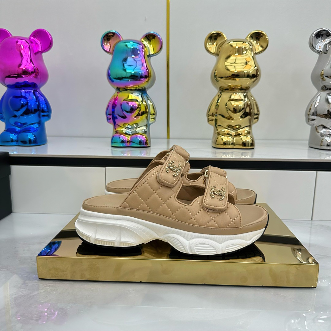 NO:245425,Top version... Chanel | Chanel Xiaoxiang Velcro Beach Slippers Slippers Casual Beach Shoes 25ss New Spring and Summer Style!  Beach shoes are booming on the entire network!  The latest model of the counter, I still want to buy it with my feet. Popular popular products must be ranked. All seasons of matching are invincible. Various bloggers and internet celebrity styles are all visible. Super recommended. Pearl sheepskin upper, inner sheepskin, footbed suede original mold opening TPU sole size35-40 (customized by 40, 41) Full set of original packaging, sandals, chanel, chanel, sandals, slippers, sheepskin19860909顶级版本…… Chanel｜香奈儿小香魔术贴沙滩拖鞋 拖鞋休闲沙滩鞋 25ss 春夏新款！沙滩鞋全网爆爆爆！专柜最新款,上脚依然让我心甘情愿剁手入,人气爆款必须得有它排名,四季搭配都无敌了,各种博主、网红范搭配尽显眼前,超级推荐 鞋面珠光羊皮面 内里羊皮,垫脚绒面革 原版开模TPU大底 size35-40（40、41定制） 全套原版包装,凉鞋,chanel,chanel,sandals,slippers,sheepskin,Women's Shoes