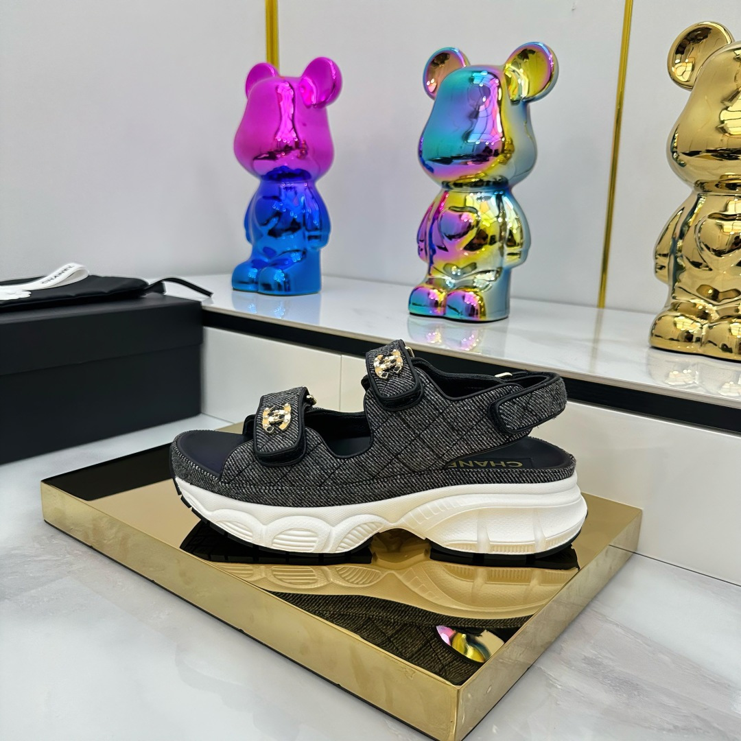 NO:245421,Top version... Chanel | Chanel Xiaoxiang Velcro Beach Slippers Slippers Casual Beach Shoes 25ss New Spring and Summer Style!  Beach shoes are booming on the entire network!  The latest model of the counter, I still want to buy it with my feet. Popular popular products must be ranked. All seasons of matching are invincible. Various bloggers and internet celebrity styles are all visible. Super recommended. Pearl sheepskin upper, inner sheepskin, footbed suede original mold opening TPU sole size35-40 (customized by 40, 41) Full set of original packaging, sandals, chanel, chanel, sandals, slippers, sheepskin19860909顶级版本…… Chanel｜香奈儿小香魔术贴沙滩拖鞋 拖鞋休闲沙滩鞋 25ss 春夏新款！沙滩鞋全网爆爆爆！专柜最新款,上脚依然让我心甘情愿剁手入,人气爆款必须得有它排名,四季搭配都无敌了,各种博主、网红范搭配尽显眼前,超级推荐 鞋面珠光羊皮面 内里羊皮,垫脚绒面革 原版开模TPU大底 size35-40（40、41定制） 全套原版包装,凉鞋,chanel,chanel,sandals,slippers,sheepskin,Women's Shoes