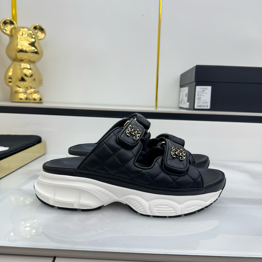 NO:262132,Top version... Chanel | Chanel Xiaoxiang Velcro Beach Slippers Slippers Casual Beach Shoes 25ss New Spring and Summer Style!  Beach shoes are booming on the entire network!  The latest model of the counter, I still want to buy it with my feet. Popular popular products must be ranked. All seasons of matching are invincible. Various bloggers and internet celebrity styles are all visible. Super recommended. Pearl sheepskin upper, inner sheepskin, footbed suede original mold opening TPU sole size35-40 (customized by 40, 41) Full set of original packaging, slippers, chanel, chanel, slippers, sheepskin19860909顶级版本…… Chanel｜香奈儿小香魔术贴沙滩拖鞋 拖鞋休闲沙滩鞋 25ss 春夏新款！沙滩鞋全网爆爆爆！专柜最新款,上脚依然让我心甘情愿剁手入,人气爆款必须得有它排名,四季搭配都无敌了,各种博主、网红范搭配尽显眼前,超级推荐 鞋面珠光羊皮面 内里羊皮,垫脚绒面革 原版开模TPU大底 size35-40（40、41定制） 全套原版包装,拖鞋,chanel,chanel,slippers,sheepskin,Women's Shoes