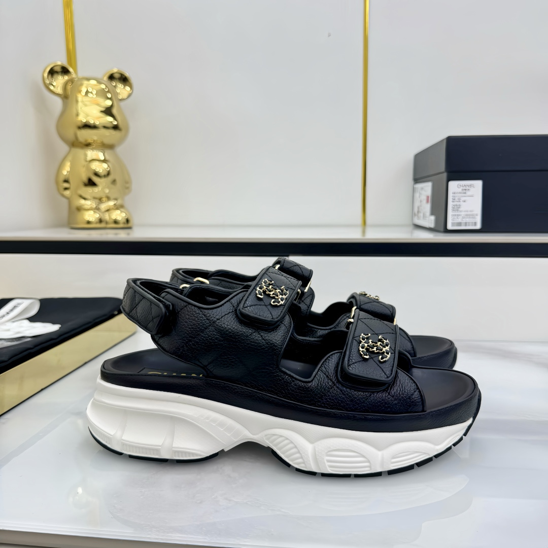 NO:262128,Top version... Chanel | Chanel Xiaoxiang Velcro Beach Slippers Slippers Casual Beach Shoes 25ss New Spring and Summer Style!  Beach shoes are booming on the entire network!  The latest model of the counter, I still want to buy it with my feet. Popular popular products must be ranked. All seasons of matching are invincible. Various bloggers and internet celebrity styles are all visible. Super recommended. Pearl sheepskin upper, inner sheepskin, footbed suede original mold opening TPU sole size35-40 (customized by 40, 41) Full set of original packaging, sandals, chanel, chanel, sandals, slippers, sheepskin19860909顶级版本…… Chanel｜香奈儿小香魔术贴沙滩拖鞋 拖鞋休闲沙滩鞋 25ss 春夏新款！沙滩鞋全网爆爆爆！专柜最新款,上脚依然让我心甘情愿剁手入,人气爆款必须得有它排名,四季搭配都无敌了,各种博主、网红范搭配尽显眼前,超级推荐 鞋面珠光羊皮面 内里羊皮,垫脚绒面革 原版开模TPU大底 size35-40（40、41定制） 全套原版包装,凉鞋,chanel,chanel,sandals,slippers,sheepskin,Women's Shoes