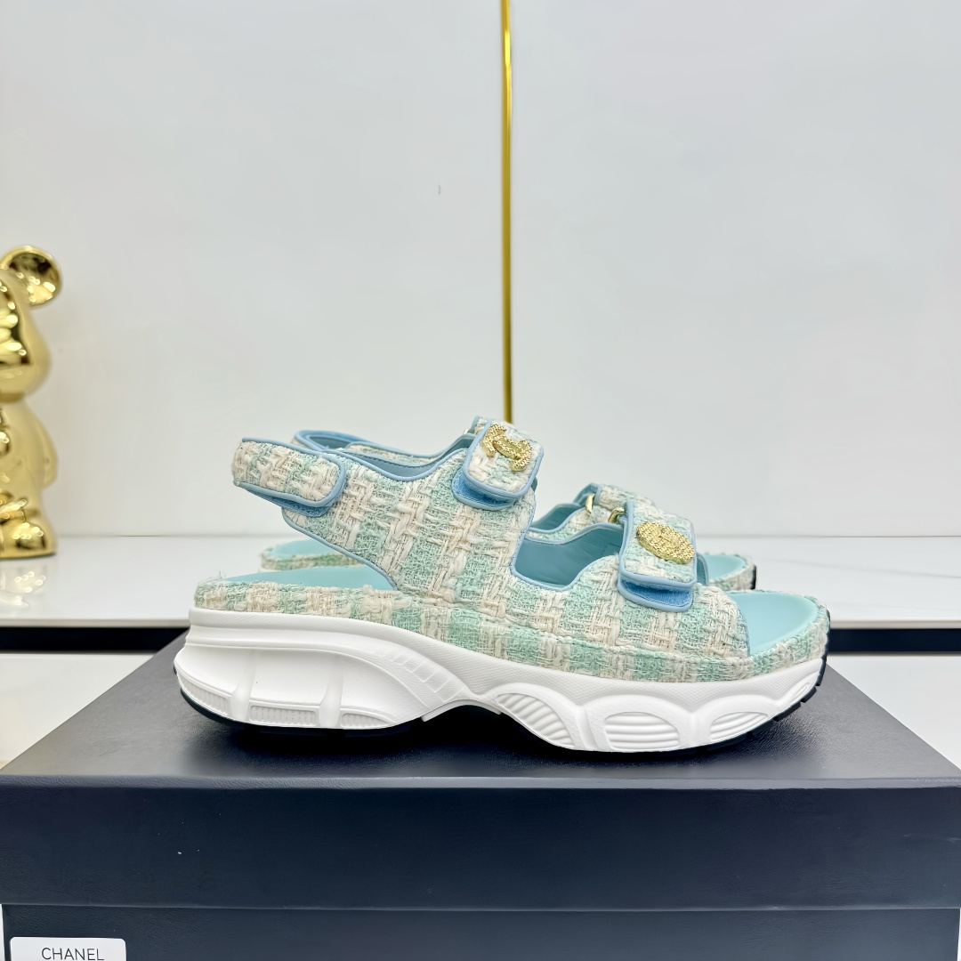 NO:262130,Top version... Chanel | Chanel Xiaoxiang Velcro Beach Slippers Slippers Casual Beach Shoes 25ss New Spring and Summer Style!  Beach shoes are booming on the entire network!  The latest model of the counter, I still want to buy it with my feet. Popular popular products must be ranked. All seasons of matching are invincible. Various bloggers and internet celebrity styles are all visible. Super recommended. Pearl sheepskin upper, inner sheepskin, footbed suede original mold opening TPU sole size35-40 (customized by 40, 41) Full set of original packaging, sandals, chanel, chanel, sandals, slippers, sheepskin19860909顶级版本…… Chanel｜香奈儿小香魔术贴沙滩拖鞋 拖鞋休闲沙滩鞋 25ss 春夏新款！沙滩鞋全网爆爆爆！专柜最新款,上脚依然让我心甘情愿剁手入,人气爆款必须得有它排名,四季搭配都无敌了,各种博主、网红范搭配尽显眼前,超级推荐 鞋面珠光羊皮面 内里羊皮,垫脚绒面革 原版开模TPU大底 size35-40（40、41定制） 全套原版包装,凉鞋,chanel,chanel,sandals,slippers,sheepskin,Women's Shoes