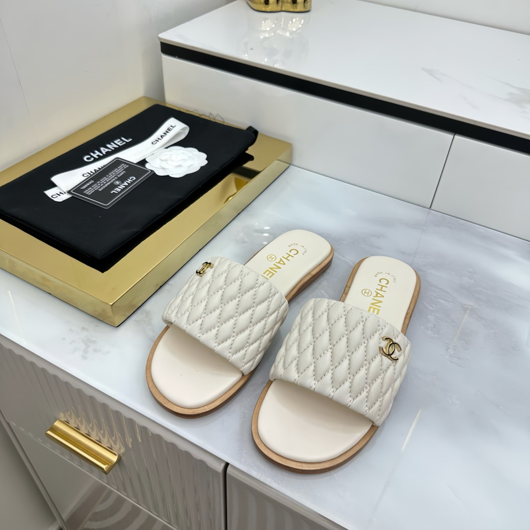 NO:265709,[High version] Chanel Chanel 2025P spring and summer new diamond-shaped electric embroidered elegant casual slippers sandals full of French romantic style, H is all over the floor, but this model of Xiangjia can make you unique. The original one-to-one mold is created, with the ultimate double diamond-shaped electric embroidered metal double C metal logo upper, upper, inner and sole are all made of original imported leather Upper: imported lambskin Outsole: Italian imported cowhide outsole Size 35-39 (40 41 Custom made without return) With the original full package, slippers, chanel, chanel, chanel, sandals, slippers, cowhide, sheepskin19860909【高版本】 Chanel 香奈儿2025P春夏新款菱格电绣优雅休闲拖鞋凉鞋 满满的法式浪漫风情,话说H拖遍地都是,但香家这款能让你与众不同 原版一比一开模打造,极致双菱格电绣金属双C金属logo鞋面,鞋面,内里,大底都是采用原版进口皮制作 鞋面: 进口小羊皮 大底:意大利进口牛皮大底 码数35-39(40 41 定做不退换)  配原版全套包装,拖鞋,chanel,chanel,chanel,sandals,slippers,cowhide,sheepskin,Women's Shoes