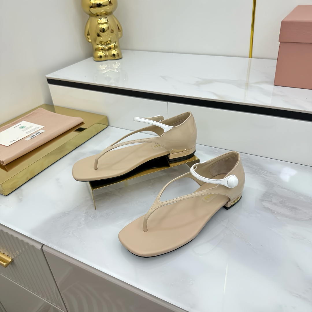NO:265688,Miumiu ss25 new arrival~ Miu's 2025 spring and summer thick heel clip-on sandals new product. A pair of sandals that fashionable essence must get, enrich the visual effect. It is fashionable but not too sharp!  It looks really good~ It is surprisingly easy to wear, it fits the legs very tightly~ the heel has a certain height, and the effect is very good!  It's even more amazing with the most popular extra-length denim skirt this year~ Imported tyre beef patent leather upper Sheepskin inner footbed Italian imported leather sole Size35-40 (40 custom made without return or exchange), split-toed shoes, miumiu, sandals, skirts, sheepskin, Leather soles19860909miumiu ss25 new arrival～ Miu家2025春夏粗跟夹趾凉鞋新品 时髦精一定要get的一双凉鞋,丰富视觉效果 时髦但不会过于凌厉！真的很好看～意外的好穿,很贴腿 ～显腿细～鞋跟有一定高度,**效果很不错哦！搭配今年最流行的超长牛仔裙就更绝了～ 进口胎牛漆皮鞋面 羊皮内里垫脚 意大利进口真皮大底 Size35-40（40订做不退换）,分趾鞋,miumiu,sandals,skirts,sheepskin,Leather soles,Women's Shoes