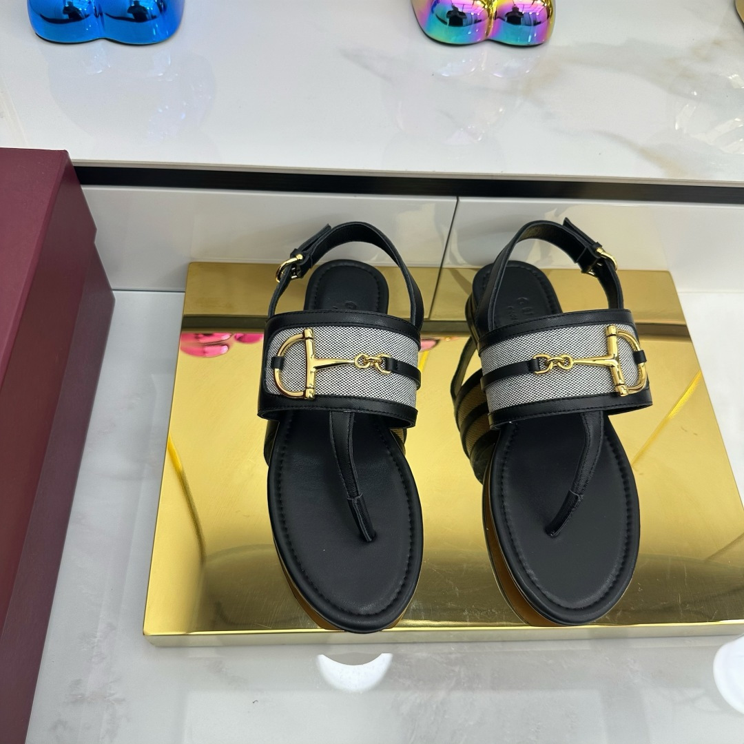 NO:265698,2025 summer latest D-line light gold horse-biting herringbone clip-toe sandals GUcc large D half-male buckle open-toe rear buckle sandals Top version, welcome to compare. Original 1:1 replica, please be sure to ensure that our authentic products are guaranteed. Upper imported high-end sheepskin/suede net/presby flower G cloth, inner lining/foot pad full grain pattern high-end lambskin sole Italian top genuine leather sole Heel high flat heel Size 35-42 (41/40/42 custom made without return and exchange) Packaging original full set of Encore wine red packaging, split-toe shoes, gucci, sandals, sheepskin198609092025夏季最新D字浅金马衔扣人字夾趾凉鞋 GUcc大D半马衔扣露趾后带搭扣凉鞋 顶级版本、欢迎比对. 原版1:1复刻 注意请认准咱家正品保证 鞋面进口高档羊皮/绒面网/老花G布 内里/垫脚全粒纹高档小羊皮 鞋底意大利顶级真皮底 跟高平跟 配码35-42（41/40/42定做不退换） 包装原版全套安可拉酒红色包装,分趾鞋,gucci,sandals,sheepskin,Women's Shoes