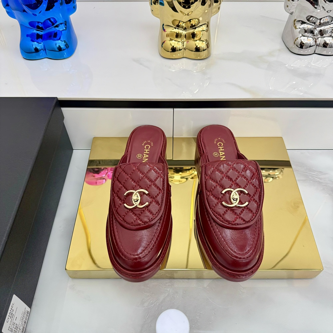 NO:265699,Top version 2025chanel Chanel schoolbag buckle half-wrap, popular design, Xiaoxiang classic schoolbag rotary buckle, popular loafers with the same layout extending into a half-hold design, will be a classic. Outsole: Italian leather outsole Fabric: mixed-bred sheepskin Inner: full-grain sheepskin Size: 35-41 (40 41 custom made without return or exchange), loafers half-wrap, chanel, chanel, loafers, sheepskin, Leather soles19860909顶级版本 2025chanel香奈儿书包扣半拖来了,爆款设计,沿用小香经典书包旋转扣,爆款乐福鞋同款版面延伸成半托的设计,又将是一经典 大底:意大利真皮大底 面料:混种羊皮 内里:全粒面羊皮 码数:35-41 (40 41定制不退换）,乐福鞋半拖,chanel,chanel,loafers,sheepskin,Leather soles,Women's Shoes