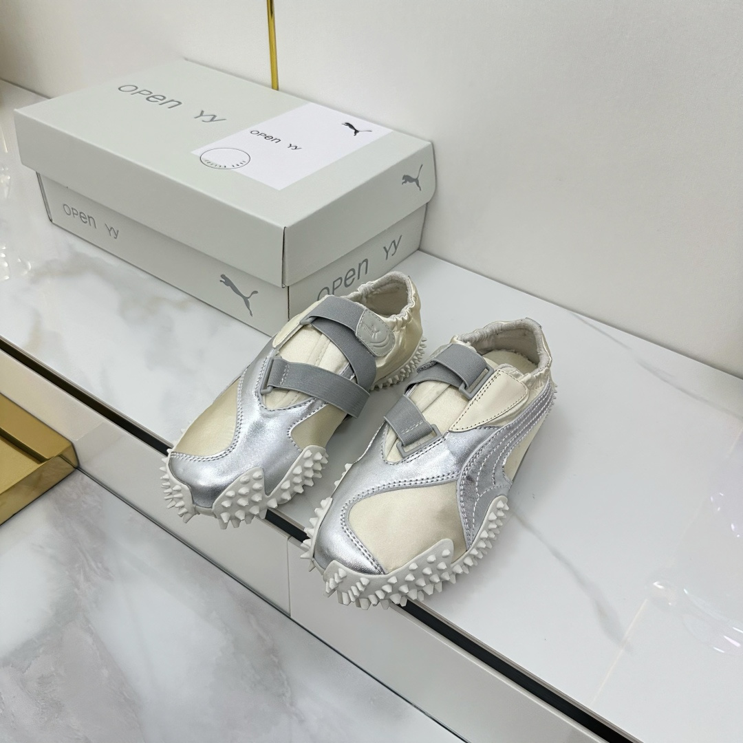 NO:381882,(High version) Puma PUMA's latest joint 25vs spring and summer hit series... [Color-blocking casual ballet shoes] This pair of PUMA Mostro Power & Grace is simply the 'atmosphere harvester' of spring outfits!  Easy to get a sense of high-end!  Based on the classic Mostro shoe shape, it incorporates ballet core elements. The upper is made of satin texture, with smooth lines and a soft temperament. Especially the elastic strap design at the mouth of the shoe, which is both comfortable and long legs!  Original cowhide and satin upper, original imported fabric inside, original wear-resistant rubber non-slip sole, size 35-39 (40 custom made without return and exchange) Packaging original full set of packaging, casual shoes/sports shoes, sneakers, cowhide, silk fabric19860909（高版本） 彪马 PUMA 的最新联名 25vs春夏爆款系列…【拼色休闲芭蕾舞鞋】 这双PUMA Mostro Power & Grace,简直是春日穿搭的“氛围感收割机”！轻松get高级感！ 以经典Mostro鞋型为基础,融入芭蕾core元素,鞋面采用绸缎质感材质,线条流畅又自带柔美气质,尤其是鞋口的松紧绑带设计,既舒适又显腿长！ 鞋面原版牛皮绸缎 内里原版进口布料 大底原版耐磨橡胶防滑大底 码数35-39（40定制不退换） 包装原版全套包装,休闲鞋/运动鞋,sneakers,cowhide,silk fabric,Women's Shoes