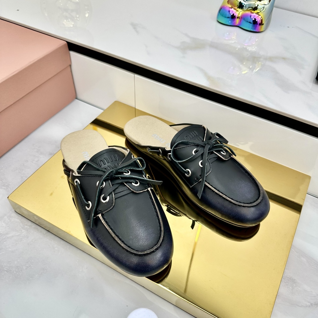 NO:381937,Miu Miu 25ss New British style lace-up loafers MiuMiu show is the unique craft of the Miu Miu series. The trend elements of the new season - appropriate 'sloppy' are the fashionable attitude of casualness. The mark of leather exaggerates the passage of time and conveys the once used concept of love at the moment, and the multi-dimensional collision, conveys the modern style~ It looks good no matter how you wear it. It looks very comfortable to wear. It is super comfortable to wear. Fabric original leather + fabric. The inner original leather. Outsole original sole. Size #35-40 (40 custom made without return or exchange), semi-torque, miumiu, loafers19860909Miu Miu 缪缪 25ss 早春新款英伦风系带乐福鞋 MiuMiu秀场适当“邋遢”擦色工艺独一无二的工艺来自Miu Miu系列的细节特写 新季的潮流要素一—适当 “邋遢”,就是随性而为的时髦态度 与皮革的印记,夸张地表达时光的流逝,传递曾经使用 与此刻挚爱的概念,多元对撞,传达现代风格~ 怎么穿都好看今夏时髦精最爱 看起来不怎么舒服 上脚超级舒服 面料原版皮+面料 内里原版皮 大底原版鞋底 Size#35-40（40订做不退换）,半拖,miumiu,loafers,Women's Shoes