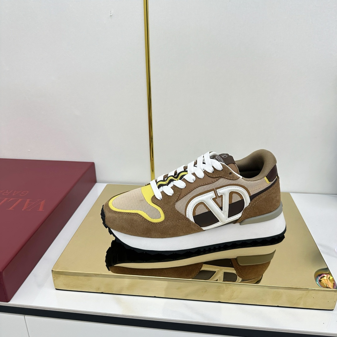 NO:381984,(High version) Valentino V Home 25ss New casual, thick-soled dad shoes, couple sneakers, original purchase and development, making products, various colors are eye-catching, activate the charming sunny boy. The shoe design combines trendy and coolness with daily style, full of street feel!  Fabric: Original custom imported top layer cowhide Inner: Imported breathable net Outsole: Original mold foam lightweight sole Size#Women 35-40 (Women 40.41 custom made without return or exchange) #Men 39-45 (Men 39.45 custom made without return or exchange), casual shoes/sports shoes, valentino, valentino, sneakers, cowhide19860909（高版本） Valentino华伦天奴V家 25ss 新款休闲 厚底老爹鞋 情侣运动鞋 原版购入开发 做货 各种色彩搭配吸睛十足,激活魅力无限的阳光少年 鞋子设计将潮酷融合日常造型 街头感十足！ 面料:原版定制进口头层牛皮 内里:进口透气网里 大底:原版开模发泡轻便大底 Size#女35-40（女40.41订做不退换）  #男39-45（男39.45订做不退换),休闲鞋/运动鞋,valentino,valentino,sneakers,cowhide,Women's Shoes