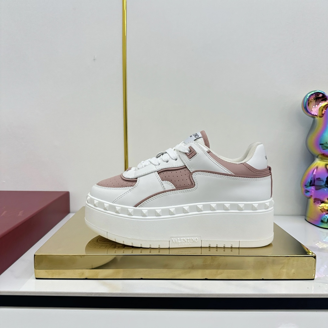 NO:381989,(High version) valentino fw 25ss new arrival~Valentino VT 2025 Early Spring Freedots sneakers, thick-soled white shoes, casual shoes, same style as Tan Jianci, comfortable and versatile, original purchase and development, pursue the highest quality, all made of original 1:1 materials, exclusive mold opening!  All details are strictly required, striving to be flawless. The counter is synchronized with a full set of packaging. Fabric: Customized cowhide, spliced ​​oil edges. Inner: dense roots and striped fabric. Outsole: original TPU material outsole. Comfortable and wear-resistant. Size#35-40 (40 custom made without return or exchange), casual shoes/sports shoes, valentino, valentino, sneakers, cowhide19860909（高版本） valentino fw 25ss new arrival～华伦天奴 VT 2025早春 Freedots运动鞋 厚底小白鞋 休闲鞋 檀健次同款 舒适百搭 原版购入开发 追求最高品质 全部采用原版1:1材料制作,独家开模！ 所有细节严格要求,力求完美无瑕 专柜同步全套包装 面料:定制牛皮 拼接油边 内里:密根拉架条纹布 大底:原版TPU材质大底 舒适耐磨 Size#35-40(40订做不退换）,休闲鞋/运动鞋,valentino,valentino,sneakers,cowhide,Women's Shoes