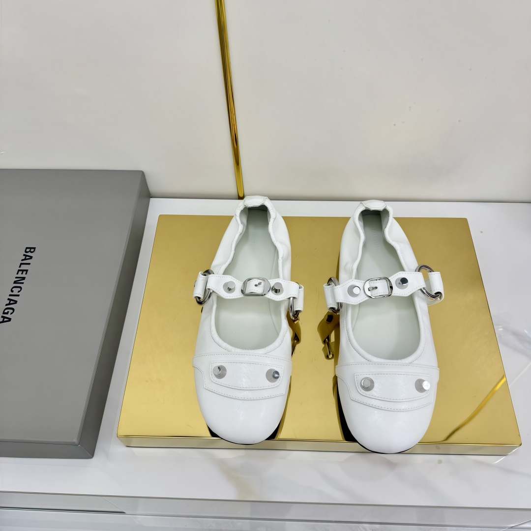 NO:381887,Balenciaga's latest ballet shoes are worthy of being the ballet shoes produced by Balenciaga, which are full of retro feel! This counter is super difficult to buy store limited edition, not available in any counter. All uppers are hand-destroyed and worn. The head shape is adjusted and the foot is soft and glutinous. It is very soft and can be stored and carried at will. The upper is imported cowhide and full sheepskin inside. The original mold-resistant wear-resistant raw rubber sole is super light Size35-40 (40 custom made without return or exchange), ballet shoes, balenciaga, balenciaga, cowhide, sheepskin19860909Balenciaga巴黎世家最新款芭蕾舞鞋无愧是巴黎世家出的芭蕾鞋都满满的复古感！这款专柜超级难买门店限定可不是随便一家专柜都有售的 鞋面全部对版做了手工破坏做旧 头型翘度做了调整上脚软糯糯的特别柔软 随意弯折都可收纳很方便携带 鞋面采用进口牛皮 內里全羊皮 原版开模耐磨生胶大底超超超超级轻Size35-40（40订做不退换）,芭蕾舞鞋,balenciaga,balenciaga,cowhide,sheepskin,Women's Shoes