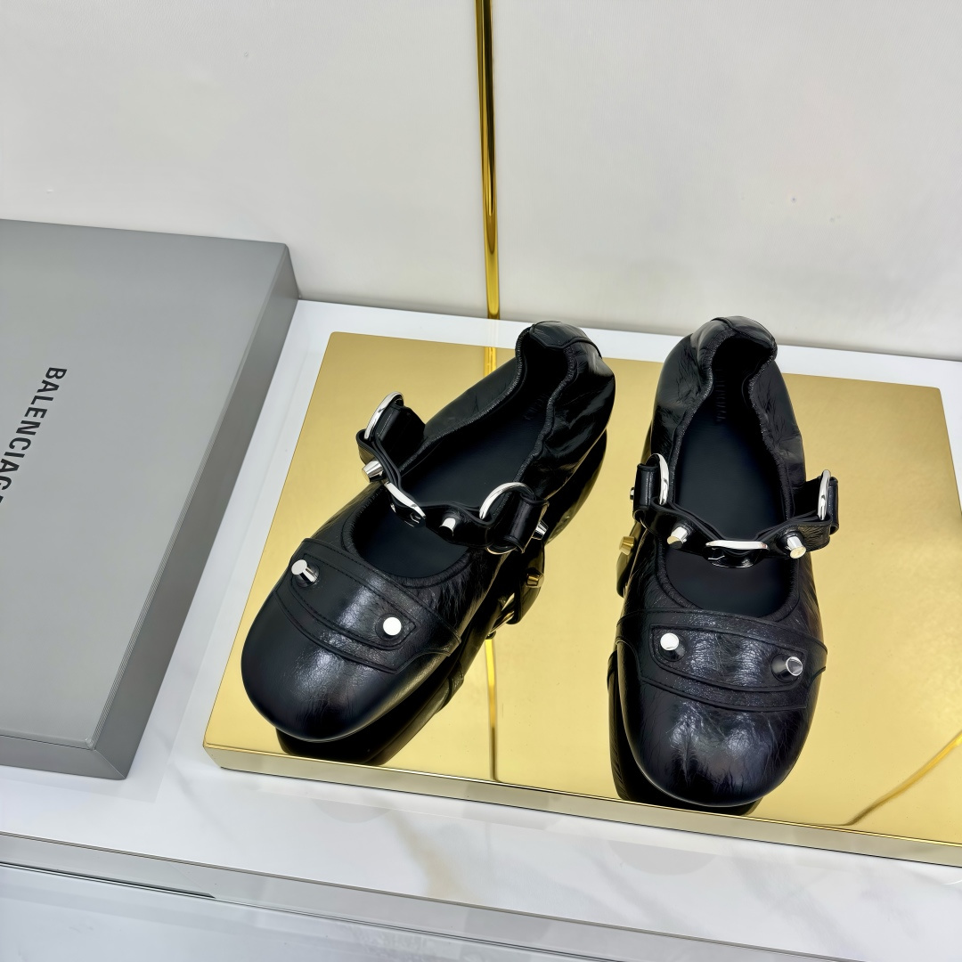 NO:381892,Balenciaga's latest ballet shoes are worthy of being the ballet shoes produced by Balenciaga, which are full of retro feel! This counter is super difficult to buy store limited edition, not available in any counter. All uppers are hand-destroyed and worn. The head shape is adjusted and the foot is soft and soft. It can be stored and carried at will when bent. The upper is made of imported cowhide and full sheepskin inside. The original mold-resistant wear-resistant raw rubber sole is super super light. Size35-40 (40 custom made without return or exchange), ballet shoes, balenciaga, balenciaga, cowhide, sheepskin19860909Balenciaga巴黎世家最新款芭蕾舞鞋无愧是巴黎世家出的芭蕾鞋都满满的复古感！这款专柜超级难买门店限定可不是随便一家专柜都有售的 鞋面全部对版做了手工破坏做旧 头型翘度做了调整上脚软糯糯的特别柔软 随意弯折都可收纳很方便携带 鞋面采用进口牛皮 內里全羊皮 原版开模耐磨生胶大底超超超超级轻 Size35-40（40订做不退换）,芭蕾舞鞋,balenciaga,balenciaga,cowhide,sheepskin,Women's Shoes
