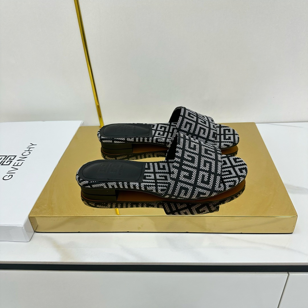 NO:381912,Givenchy 2005 thick heel slippers are styled, fashionable and fashionable. Fashion experts are specially equipped with sandals, simple and not simple. Fabric black cowhide inner sheepskin outsole rubber material Size 35-41, high heel slippers, given, sandals, high heels, slippers, cowhide, sheepskin19860909纪梵希2005粗跟拖鞋出风格,时尚潮流,时尚达人专配凉鞋、简约不简单.面料黑色牛皮 内里羊皮 大底橡胶材质 码数35-41,高跟鞋拖鞋,givenchy,sandals,high heels,slippers,cowhide,sheepskin,Women's Shoes