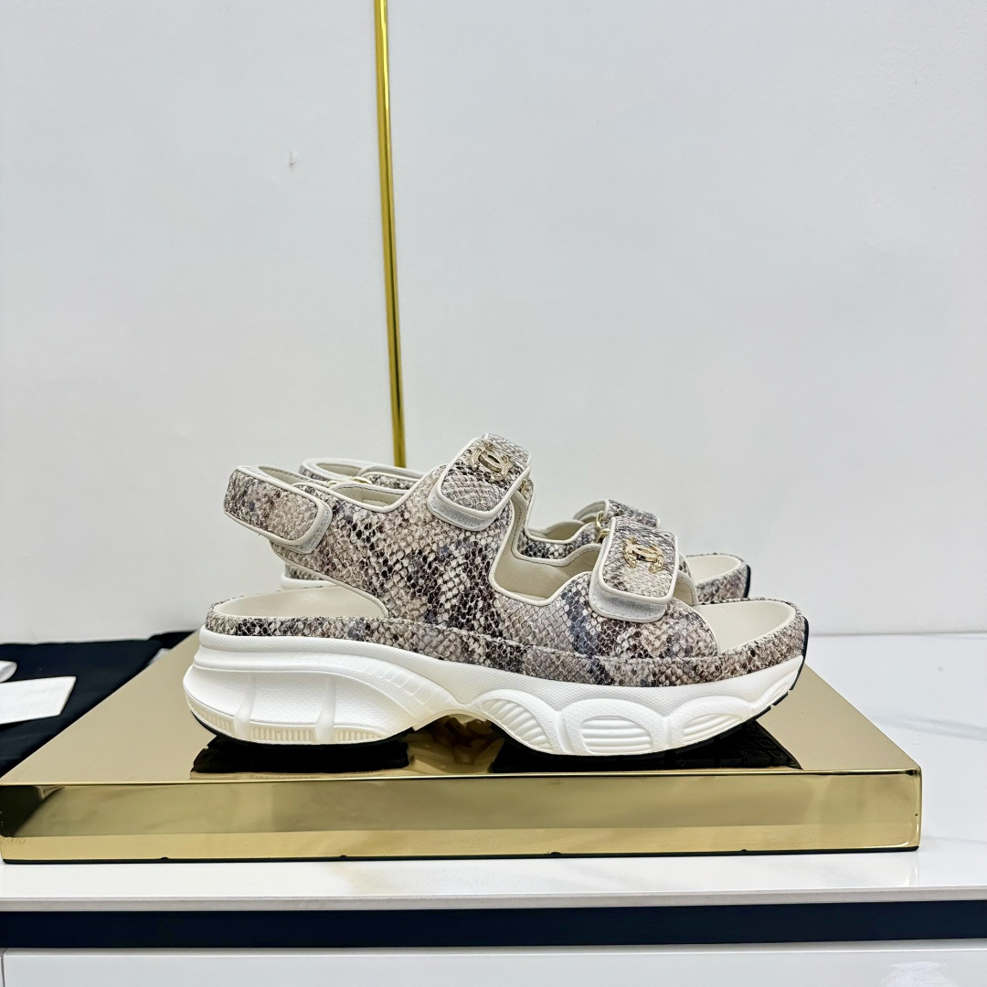 NO:381873,Top version... Chanel | Chanel Xiaoxiang Velcro Beach Slippers Slippers Casual Beach Shoes 25ss New Spring and Summer Style!  Beach shoes are booming on the entire network!  The latest model of the counter, I still want to buy it with my feet. Popular and popular products must be ranked. All four seasons of matching are invincible. Various bloggers and internet celebrity styles are all visible. Super recommended. Pearl sheepskin upper, inner sheepskin, footbed suede original mold opening TPU sole size35-40 (customized by 40, 41) Full set of original packaging, slippers, sandals, chanel, chanel, sandals, slippers, sheepskin19860909顶级版本…… Chanel｜香奈儿小香魔术贴沙滩拖鞋 拖鞋休闲沙滩鞋 25ss 春夏新款！沙滩鞋全网爆爆爆！专柜最新款,上脚依然让我心甘情愿剁手入,人气爆款必须得有它排名,四季搭配都无敌了,各种博主、网红范搭配尽显眼前,超级推荐 鞋面珠光羊皮面 内里羊皮,垫脚绒面革 原版开模TPU大底 size35-40（40、41定制） 全套原版包装,拖鞋凉鞋,chanel,chanel,sandals,slippers,sheepskin,Women's Shoes