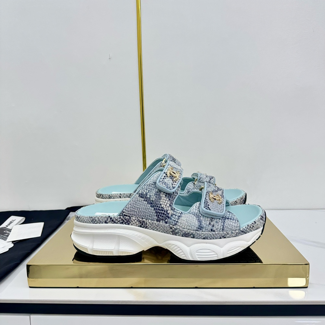 NO:381877,Top version... Chanel | Chanel Xiaoxiang Velcro Beach Slippers Slippers Casual Beach Shoes 25ss New Spring and Summer Style!  Beach shoes are booming on the entire network!  The latest model of the counter, I still want to buy it with my feet. Popular and popular products must be ranked. All four seasons of matching are invincible. Various bloggers and internet celebrity styles are all visible. Super recommended. Pearl sheepskin upper, inner sheepskin, footbed suede original mold opening TPU sole size35-40 (customized by 40, 41) Full set of original packaging, slippers, sandals, chanel, chanel, sandals, slippers, sheepskin19860909顶级版本…… Chanel｜香奈儿小香魔术贴沙滩拖鞋 拖鞋休闲沙滩鞋 25ss 春夏新款！沙滩鞋全网爆爆爆！专柜最新款,上脚依然让我心甘情愿剁手入,人气爆款必须得有它排名,四季搭配都无敌了,各种博主、网红范搭配尽显眼前,超级推荐 鞋面珠光羊皮面 内里羊皮,垫脚绒面革 原版开模TPU大底 size35-40（40、41定制） 全套原版包装,拖鞋凉鞋,chanel,chanel,sandals,slippers,sheepskin,Women's Shoes