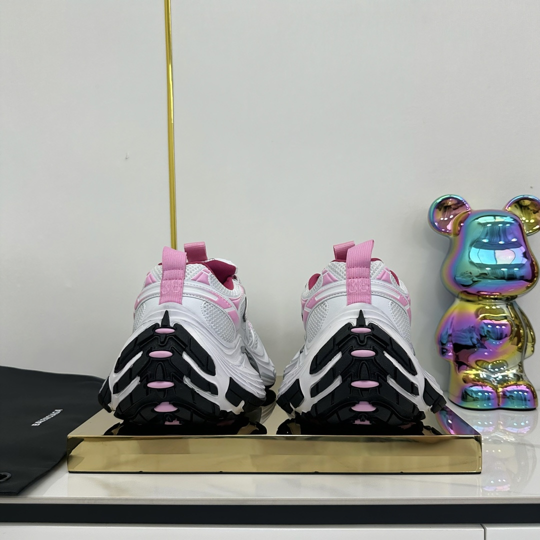 NO:381904,Balenciaga CARGO 6XL Sneakers Round-head lace-up low-top living mesh lace-up low-top catwalk retro Balenciaga always stands at the forefront of fashion This has a huge size and eye-catching design that conforms to the current trend of '' Use all-black color scheme to create a low-key and gorgeous effect The size of 6XL makes it a conspicuous presence in the market Suitable for those who pursue personalization The product released this time reflects their innovative ability again. It uses microfiber and mesh. Its avant-garde design, exaggerated volume and reflective details give it a special contour. Made of mesh material, it brings a good feel of comfort and breathability. The appearance is still classic. The shoe body is trendy and easy to wear. Item number 815859 W2MV2 1012  Size 35-46, daddy shoes, balenciaga, balenciaga19860909Balenciaga巴黎世家 CARGO 6XL Sneakers 圆头系带 低帮生活网布系带低帮走秀复古 Balenciaga始终站在时尚前沿 这款拥有巨大尺寸和醒目设计 符合当下””的趋势 采用全黑配色 营造出低调而不失华丽的效果 6XL的尺码使它成为市场中显眼的存在 适合追求个性化的人群 此次发布的产品再次体现了他们的创新能力 采用超细纤维和网布 其前卫的设计、夸张的体积和反光细节赋予其特别的轮廓 采用网布材质制成,带来良好脚感舒适透气,外观依旧采用是经典造型,鞋身富有潮流感且易穿搭货号815859 W2MV2 1012 尺码35-46,老爹鞋,balenciaga,balenciaga,Women's Shoes