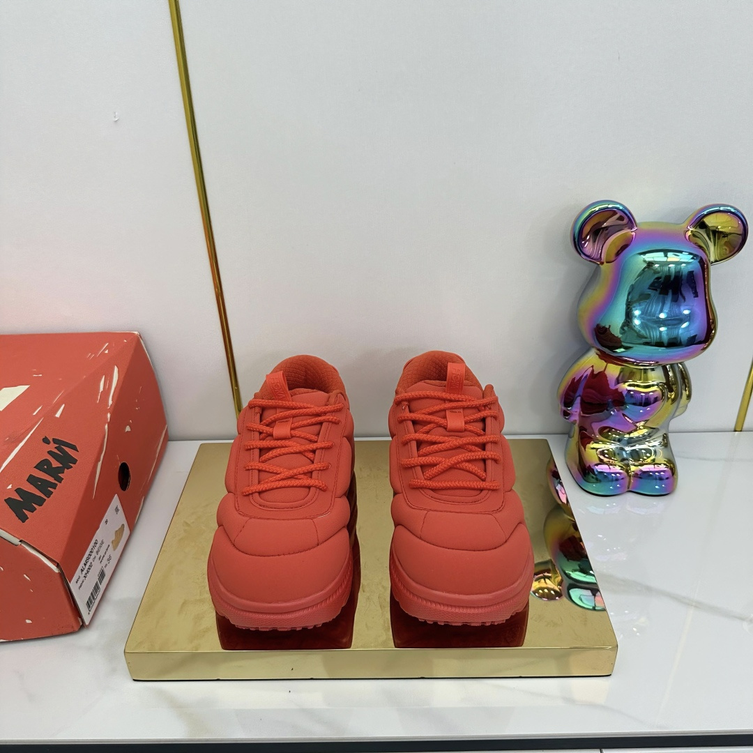 NO:381884,Top version of women's model Marni x Hoka co-branded model Puff Fat Ding bread shoes casual sports shoes Original purchase and development Production Hoka and Marni collaborate for the first time. It is worth mentioning that this is also Hoka's first entry into the luxury brand field!  The whole pair of shoes adopts a monochrome design style. Both parties use Hoka's classic Bondi B3LS as the design blueprint and are equipped with its iconic rebound sole. After Marni's transformation, the upper is covered with rubber-coated polyester fiber material, giving a very fluffy and cute visual effect. The delivery counter is exquisitely packaged. Fabric: Original custom imported high-density fabric. Inner: Soft imported breathable mesh. Sole: Original mold opening ultra-light foaming material. Sole: Women's model 35-40, casual shoes/sports shoes, marni, sneakers19860909顶级版本女款 Marni x Hoka联名款 泡芙 胖丁 面包鞋 休闲 运动鞋 原版购入开发 做货 Hoka和Marni首次合作联名来咯,值得一提的是,这也是 Hoka第一次涉足奢侈品牌领域！整双鞋采用了单色的设计风格,双方以Hoka经典的Bondi B3LS为设计蓝本,搭载了其标志性的回弹大底.经过 Marni的改造,鞋面覆盖了橡胶涂层的聚酯纤维材质,呈现出十分蓬松可爱的视觉效果 配送专柜精美包装 面料 : 原版定制进口高密度面料 内里 : 柔软进口透气网里 鞋底 : 原版开模超轻发泡材质 底厚 4.5CM Size : 女款35-40,休闲鞋/运动鞋,marni,sneakers,Women's Shoes