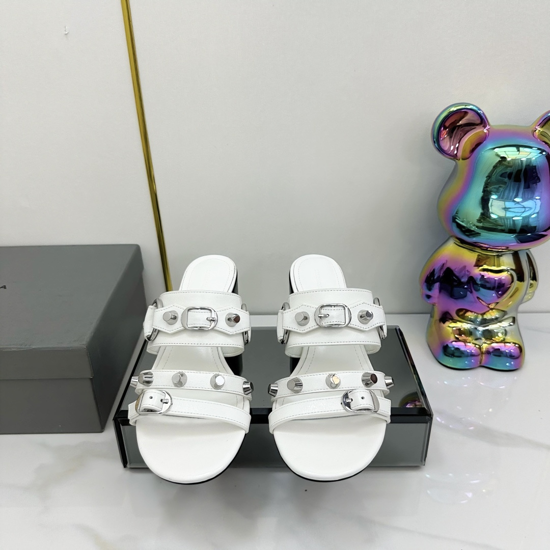 NO:381896,BALENCIAGA New Metal Rivet Sandals Series Many Celebrity Fashion Bloggers must-have for grass in summer. This CAGOLE slippers shoe shape is the rivets on the lady slippers and it is super punk. The street is so unique. INS hot product. Original purchase and mold opening, customized upper original cowhide, cowhide cover sole. Full of hand lock metal rivets. All materials are consistent with the original craftsmanship. Full texture. Italian leather sole. Size35-41 (40 41 custom made without return or exchange), slippers, balenciaga, balenciaga, slippers, cowhide, Leather soles19860909BALENCIAGA 巴黎世家新款金属铆钉凉拖鞋系列 超多明星时尚博主种草夏天必备这CAGOLE拖鞋鞋型是淑女拖鞋上面的铆钉又超级朋克街头简直太别致了 INS爆款 原版购入开模,定制鞋面原版牛皮,牛皮包边大底 全手工锁金属铆钉打造 所有的材质与工艺原版一致 质感满满 意大利真皮大底 Size35-41（40 41 订做不退换）,拖鞋,balenciaga,balenciaga,slippers,cowhide,Leather soles,Women's Shoes