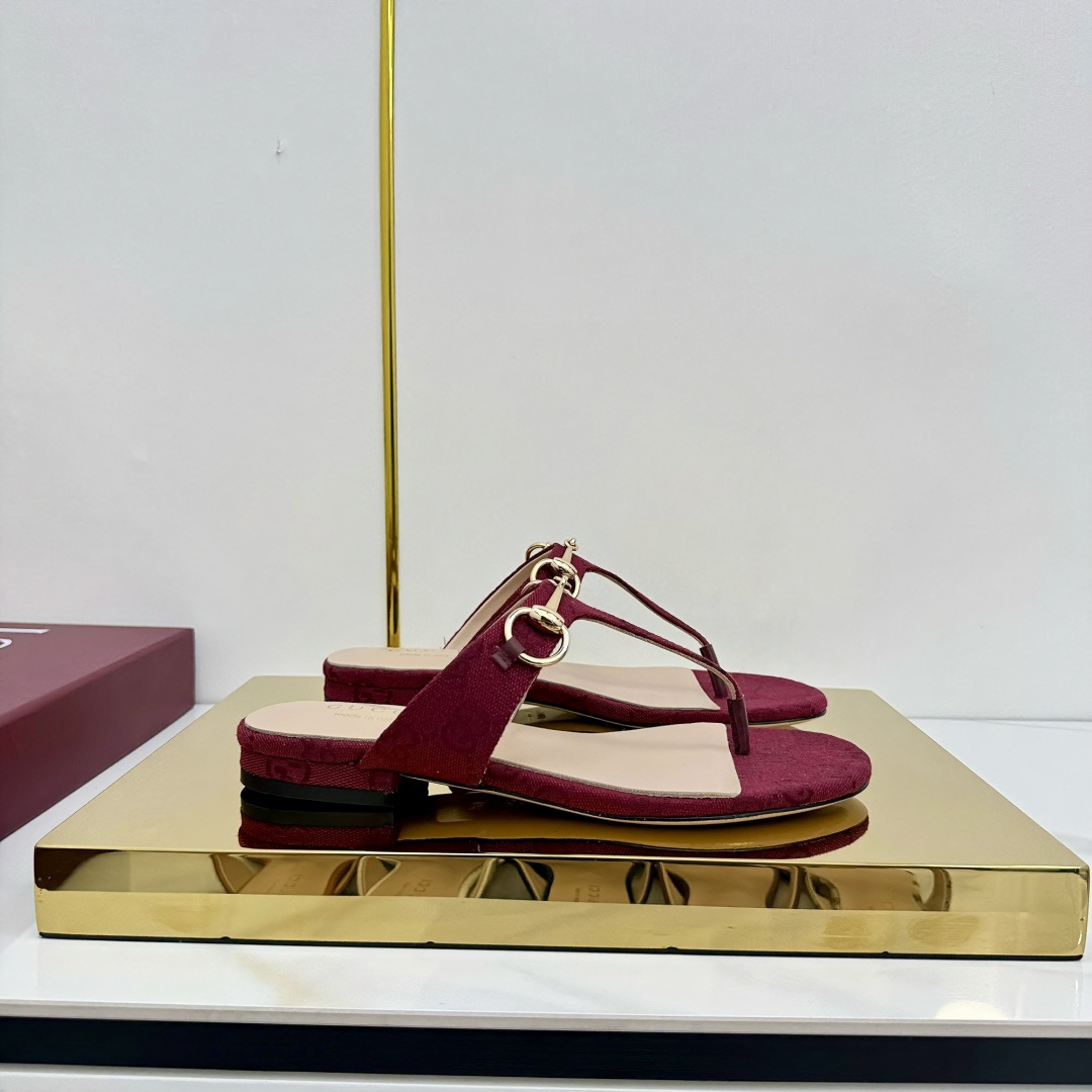 NO:442749,GUCCI/Gucci 25ss Classic Horse Bit Herringbone Clip-toe Slippers Top Version!  The original version is 1:1 replica, welcome to compare!  The brand’s light gold horse buckle is reinvented with the classic elegant style that recreates the brand’s birthplace. This slipper is ingeniously integrated with eye-catching gold tones and accessories to add fashionable charm to the new season’s daily outfits!  Upper cowhide/original printed canvas inner lining/foot pad sheepskin sole top imported genuine leather sole Size35-42 (41 42 custom made without return or exchange), split-toed shoes, gucci, gucci, slippers, cowhide, sheepskin19860909GUCCI/古驰 25ss经典马衔扣人字夹趾拖鞋 顶级版本！原版1:1复刻,欢迎对比！标志浅金马衔扣焕新再现品牌发源地的经典优雅格调,这款拖鞋匠心融蕴醒目的金色调配饰为新季日常穿搭添注时尚魅力！ 鞋面牛皮/原版印花帆布 内里/垫脚羊皮 鞋底意大利顶级进口真皮底 Size35-42（41 42定做不退换）,分趾鞋,gucci,gucci,slippers,cowhide,sheepskin,Women's Shoes