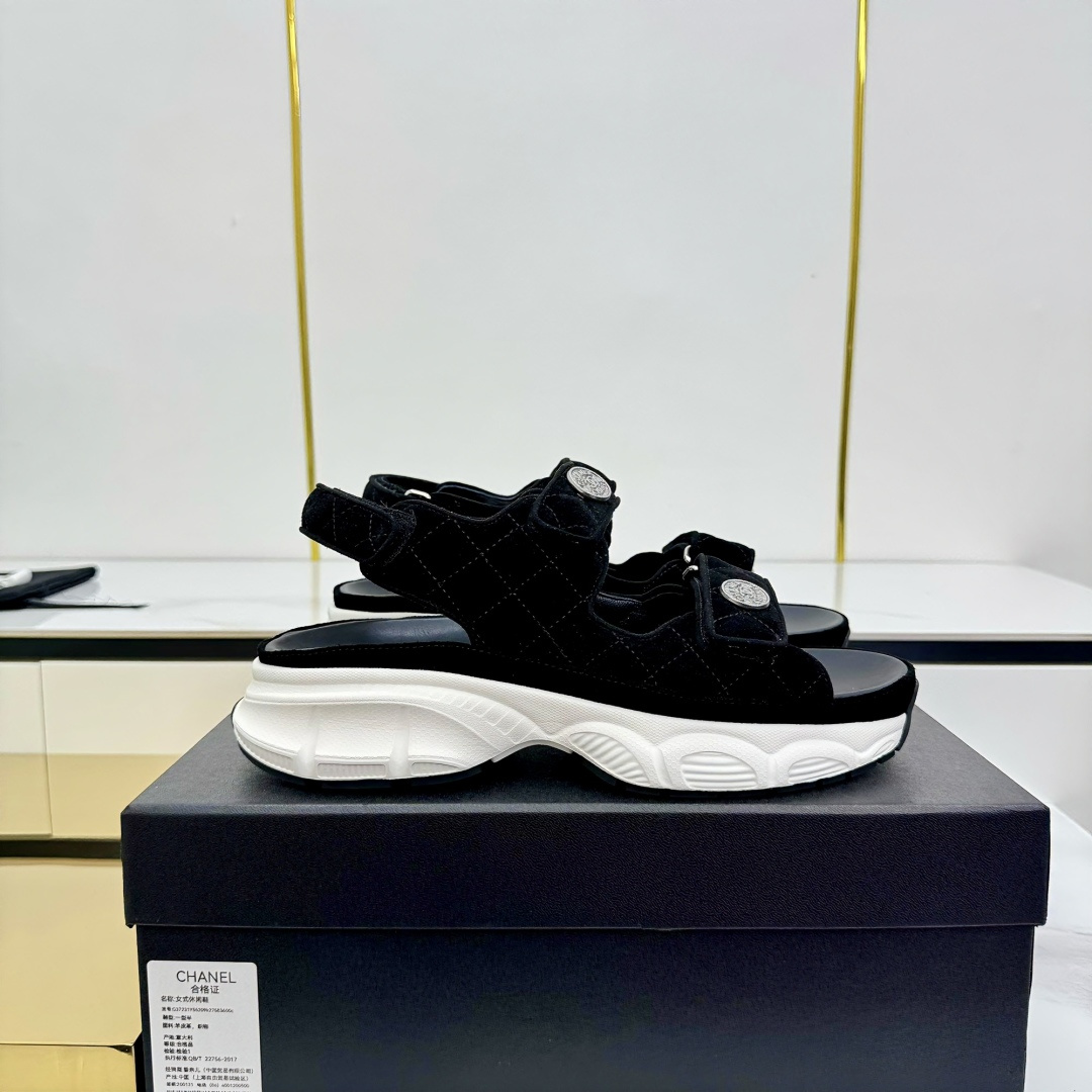 NO:384902,Top version... Chanel | Chanel Xiaoxiang Velcro Beach Slippers Slippers Casual Beach Shoes 25ss New Spring and Summer Style!  Beach shoes are booming on the entire network!  The latest model of the counter, I still want to buy it with my feet. Popular and popular products must be ranked. All four seasons of matching are invincible. Various bloggers and internet celebrity styles are all visible. Super recommended. Pearl sheepskin upper, inner sheepskin, footbed suede original mold opening TPU sole size35-40 (customized by 40, 41) Full set of original packaging, slippers, sandals, chanel, chanel, sandals, slippers, sheepskin19860909顶级版本…… Chanel｜香奈儿小香魔术贴沙滩拖鞋 拖鞋休闲沙滩鞋 25ss 春夏新款！沙滩鞋全网爆爆爆！专柜最新款,上脚依然让我心甘情愿剁手入,人气爆款必须得有它排名,四季搭配都无敌了,各种博主、网红范搭配尽显眼前,超级推荐 鞋面珠光羊皮面 内里羊皮,垫脚绒面革 原版开模TPU大底 size35-40（40、41定制） 全套原版包装,拖鞋凉鞋,chanel,chanel,sandals,slippers,sheepskin,Women's Shoes