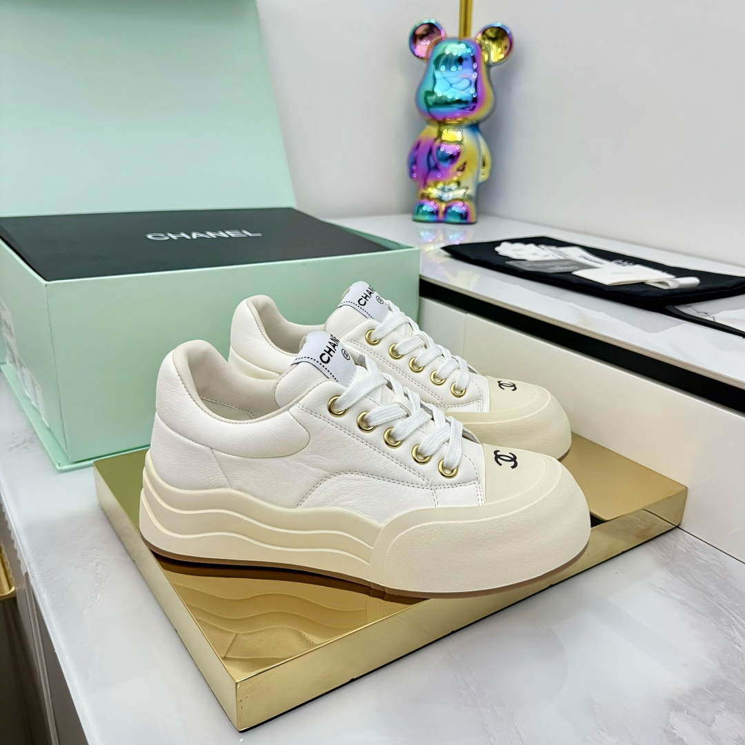 NO:385967,Chanel bread shoes ~Original calfskin panda shoes Chanel Chanel 25C latest hits Panda black and white sneakers casual shoes Xiaoxiang hot items Classic black and white Panda color matching coco girls necessary for purchase Fabric: Original custom mixed-bred sheepskin Inner: Original imported breathable net Outsole: Original open mold rubber + TPU combination Size: Women's model 35-41, casual shoes/sports shoes semi-trail, chanel, chanel, sneakers, cowhide, sheepskin19860909香奈儿面包鞋  ～原版小牛皮熊猫鞋 Chanel 香奈儿 25C 最新爆款 熊猫 黑白 运动鞋 休闲板鞋 小香 爆款单品 经典黑白 熊猫配色 coco女孩必要入款 面料: 原版定制混种羊皮 内里: 原版进口透气网里 大底: 原版开模橡胶+TPU组合 Size: 女款35-41,休闲鞋/运动鞋半拖,chanel,chanel,sneakers,cowhide,sheepskin,Women's Shoes