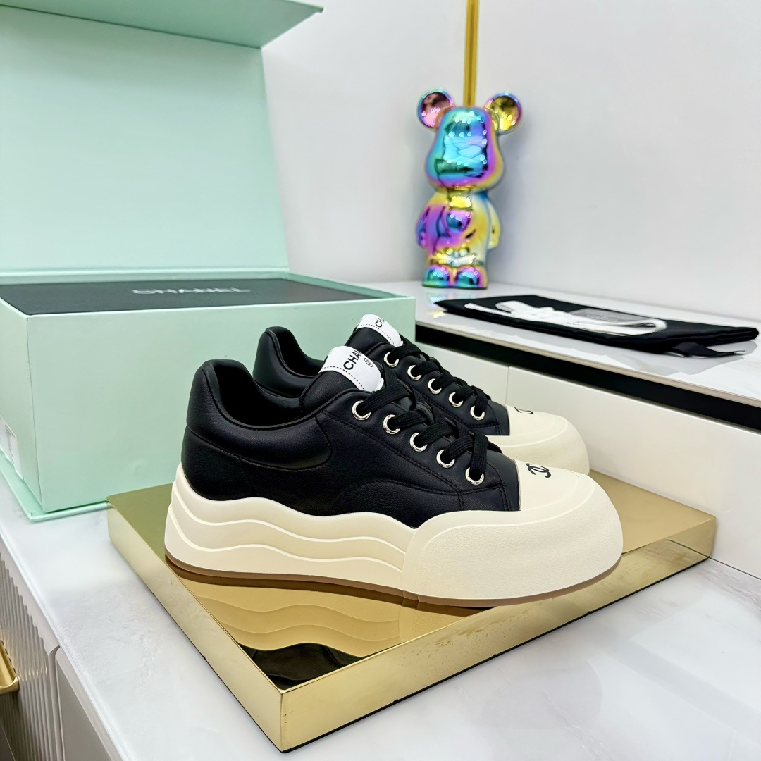 NO:385913,Chanel bread shoes ~Original calfskin panda shoes Chanel Chanel 25C latest hits Panda black and white sneakers casual shoes Xiaoxiang hot items Classic black and white Panda color matching coco girls necessary for purchase Fabric: Original custom mixed-bred sheepskin Inner: Original imported breathable net Outsole: Original open mold rubber + TPU combination Size: Women's model 35-41, casual shoes/sports shoes semi-trail, chanel, chanel, sneakers, cowhide, sheepskin19860909香奈儿面包鞋  ～原版小牛皮熊猫鞋 Chanel 香奈儿 25C 最新爆款 熊猫 黑白 运动鞋 休闲板鞋 小香 爆款单品 经典黑白 熊猫配色 coco女孩必要入款 面料: 原版定制混种羊皮 内里: 原版进口透气网里 大底: 原版开模橡胶+TPU组合 Size: 女款35-41,休闲鞋/运动鞋半拖,chanel,chanel,sneakers,cowhide,sheepskin,Women's Shoes