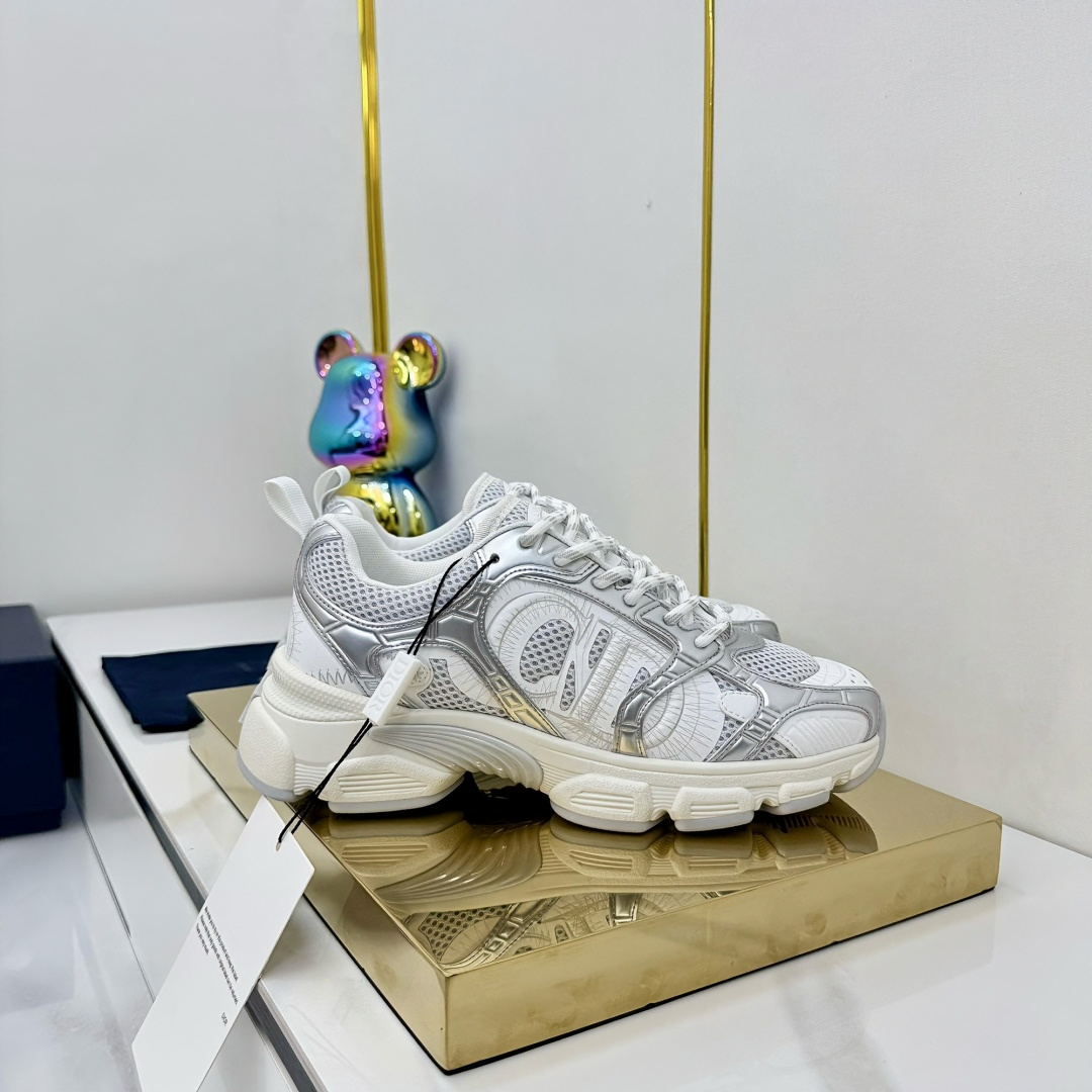 NO:652834,DIOR CHRONO Dior high version. The original developed new TPU absorbent film ultra-light and soft combination outsole. Sports style... sports shoes... dad shoes... super beautiful and awesome on the feet... all kinds of celebrities and internet celebrities have stepped on their feet... dazzling logos, classic and versatile, suitable for all seasons... painting-style sneakers that you can fall in love with at a glance; a mix of mesh painting art materials. The CD logo outlined with thin lines on the side is unique... full of details...  The quality is completely consistent with that of the counter.. Equipped with the original packaging of the counter. SIZE35-40 (41 can be customized), dad shoes, dior, dior, sneakers19860909DIOR CHRONO 迪奥高版本. 原版开发全新TPU吸膜超轻极软组合大底. 运动风格…运动鞋..老爹鞋.. 上脚超美超赞..各路明星网红纷纷上脚..耀眼logo经典百搭四季皆宜..一眼就能爱上的绘画风格运动鞋；网面绘画艺术材质的混搭.侧面细线勾勒的CD logo别出心栽..细节满满… 品质完全与专柜一致..配置专柜原版包装. SIZE35-40（41可订做）,老爹鞋,dior,dior,sneakers,Women's Shoes