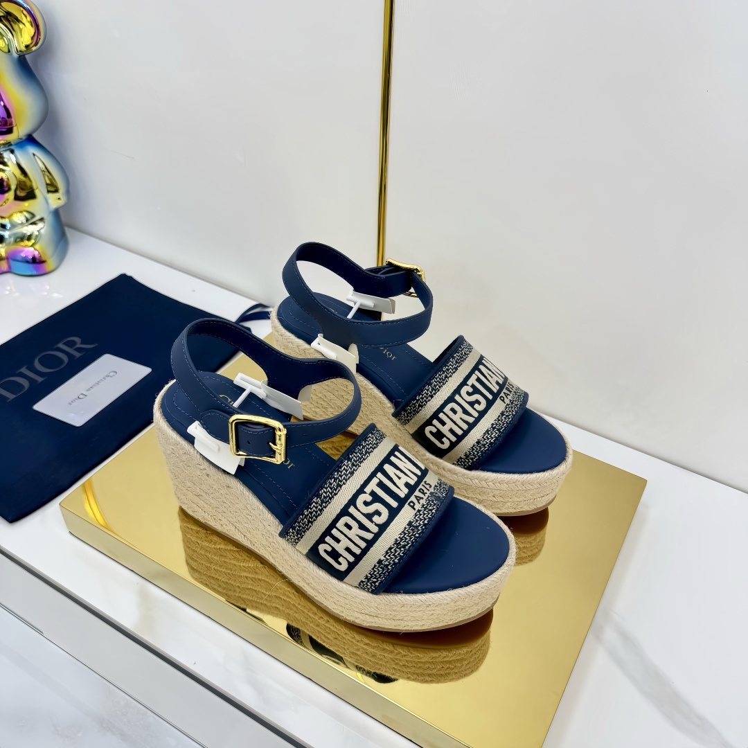 NO:386342,DIOR CHRONO new high-end sandals. Simple and super versatile. Perfect and luxurious to wear with spring and summer clothing. The feel of the feet is even more comfortable!  The original material is perfectly replicated. The original Logo cloth upper, cowhide inner, original electroplating, buckle original anti-slip heel outsole. The heel height is about 9.5cm. It is unique. It is full of details. It is finely crafted. It is worth owning. It is equipped with the original packaging of the counter!  3 colors into, black, dark blue, light gray. SIZE35--40 (41 can be customized), sandals, dior, dior, sandals, cowhide19860909DIOR CHRONO迪奥 高版本新款凉鞋. 简约超级百搭. 上脚完美奢华可任意搭配春夏服饰. 脚感更是舒适！材质原版完美复刻.原版Logo布鞋面.牛皮内里.原版电镀饰.扣原版防滑坡跟大底.跟高约9.5cm.别出心裁.细节满满.做工精细.值得拥有.配置专柜原版包装！3色入.黑色.深蓝.浅灰. SIZE35--40（41可订做）,凉鞋,dior,dior,sandals,cowhide,Women's Shoes