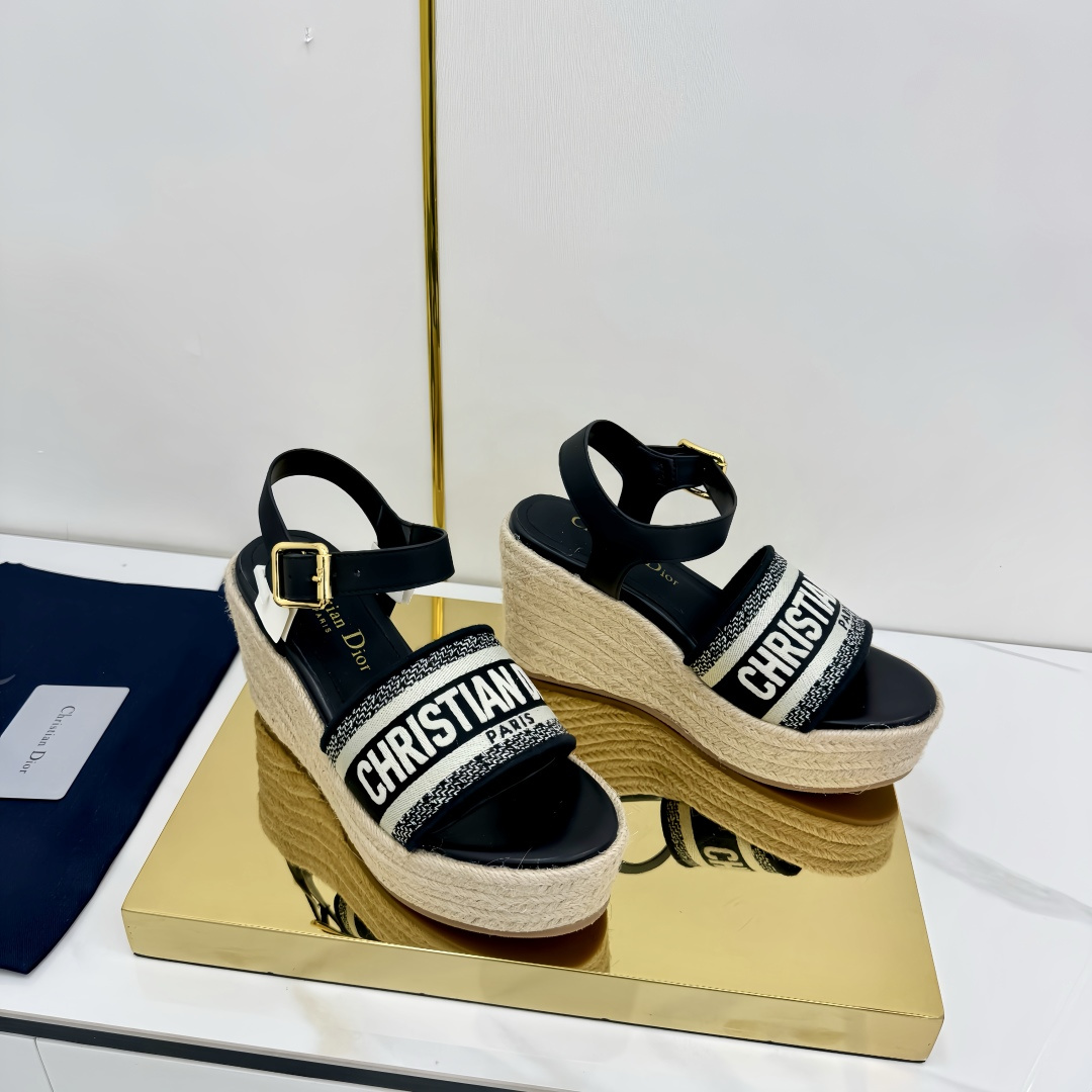 NO:386352,DIOR CHRONO new high-end sandals. Simple and super versatile. Perfect and luxurious to wear with spring and summer clothing. The feel of the feet is even more comfortable!  The original material is perfectly replicated. The original Logo cloth upper, cowhide inner, original electroplating, buckle original anti-slip heel outsole. The heel height is about 9.5cm. It is unique. It is full of details. It is finely crafted. It is worth owning. It is equipped with the original packaging of the counter!  3 colors into, black, dark blue, light gray. SIZE35--40 (41 can be customized), sandals, dior, dior, sandals, cowhide19860909DIOR CHRONO迪奥 高版本新款凉鞋. 简约超级百搭. 上脚完美奢华可任意搭配春夏服饰. 脚感更是舒适！材质原版完美复刻.原版Logo布鞋面.牛皮内里.原版电镀饰.扣原版防滑坡跟大底.跟高约9.5cm.别出心裁.细节满满.做工精细.值得拥有.配置专柜原版包装！3色入.黑色.深蓝.浅灰. SIZE35--40（41可订做）,凉鞋,dior,dior,sandals,cowhide,Women's Shoes