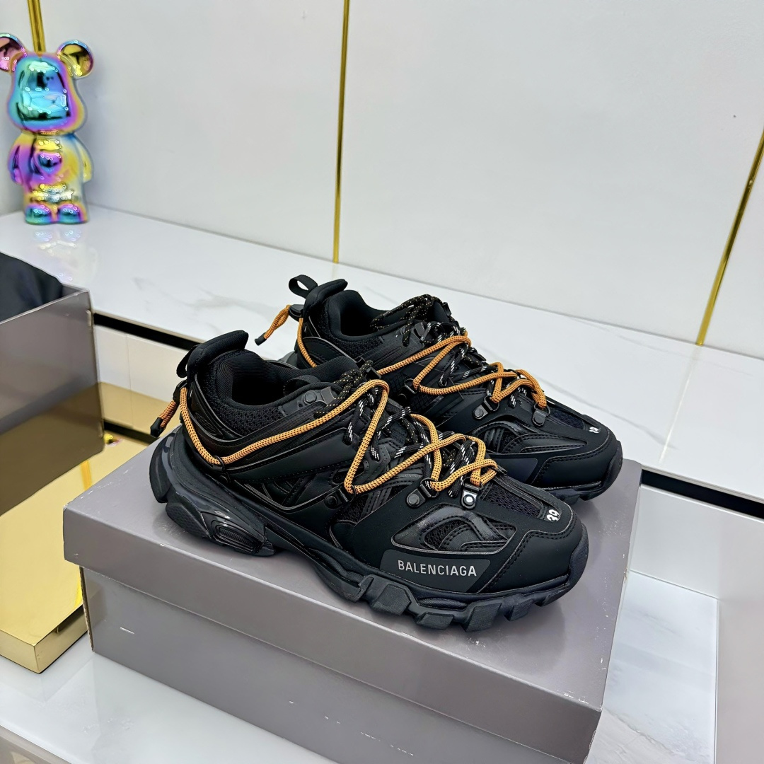 NO:386323,Balenciaga Balenciaga, the latest hit 3XL Sneaker Spider-Man series, couples' dad shoes, original purchase and development, making products, Balenciaga 3XL Sneaker, the overall shoe shape draws on the creative ideas of the two shoe shapes, Balenciaga Track and Balenciaga Runner, which is equivalent to removing the outer frame of the Track shoe body and inheriting Runner's streamlined shape and Track flat toe. The new color matching of the entire shoe body is integrated into the spider-bound shoe lace design and decoration. The exaggerated styling is more prominent. Fabric: Original custom imported technology fabric + mesh inner: Original custom breathable net Outsole: Original opening mold 5 layers ultra-light MD combination rubber sole Sole thickness: 5CM Size 35-45  Original packaging, daddy shoes, balenciaga, balenciaga19860909Balenciaga巴黎世家 九代最新爆款3XL Sneaker蜘蛛侠系列 情侣款老爹鞋 原版购入开发 做货 Balenciaga 3XL Sneaker 整体鞋型汲取了Balenciaga Track和Balenciaga Runner两款鞋型的创作思路 相当于把 Track鞋身的外框拆了下来 同时继承了 Runner的流线造型和 Track扁平的鞋头 新款配色整只鞋身融入了蜘蛛捆绑式鞋带设计装饰 夸张的造型搭配更加凸显 面料: 原版定制进口科技面料+网面 内里: 原版定制透气网里 大底: 原版开模5层超轻MD组合橡胶底 底厚: 5CM 码数35-45 原版包装,老爹鞋,balenciaga,balenciaga,Women's Shoes