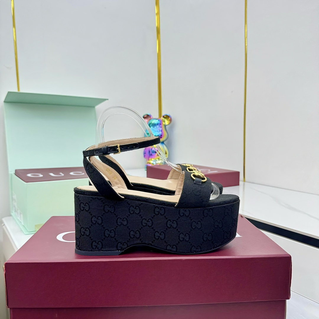 NO:411286,Latest popular women's horsebit flat mid-heel waterproof sandals The iconic horsebit defines this pair of leather sandals. The leather sole and adjustable ankle closure design perfect the style and enhances its modern spirit. Off-white GG canvas Women's light gold hardware accessories Sheepskin lining Spurs leather sole Adjustable buckle closure Medium heel height 2.9 inches Made in Italy Size 36-42 sizes, high heels sandals, sandals, high heels, sheepskin19860909最新爆款女式马衔扣平底中跟防水台凉鞋 标志性的马衔扣定义了这一双皮凉鞋.皮革鞋底和可调节的踝部闭合设计完善了风格,增强了其现代精神. 米白色 GG 帆布 女式 浅金色五金配件 羊皮内里 马刺 皮革鞋底 可调节的搭扣闭合 中跟 高度2.9英寸 意大利制造 码数 36～42 码,高跟鞋凉鞋,sandals,high heels,sheepskin,Women's Shoes