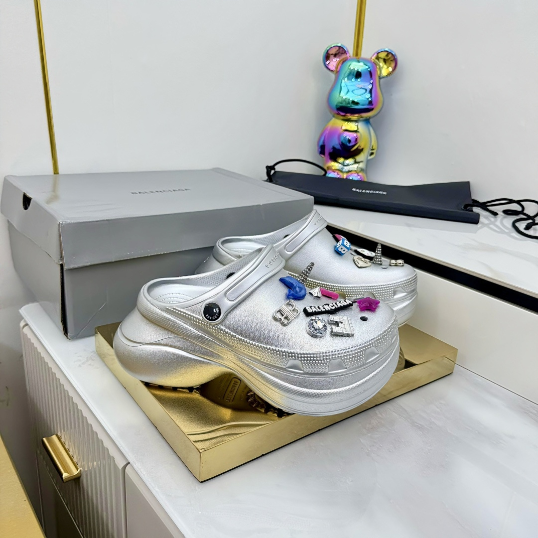 NO:403797,Balenciaga×Crocs cute and cute style, Balenciaga summer hole shoes, original shoes purchased and developed, 11 cm thick sole, silver metal decoration and gravure BBBalenciaga brand logo, round nail engraved BB logo, full set of accessories and packaging, official correct version original grade, original version consistent details. Size 35 36 37 38 39 40 41, slippers, balenciaga, balenciaga, slippers19860909Balenciaga×Crocs 呆萌可爱款,巴黎世家夏季洞洞鞋, 原鞋购入开发,11厘米厚底,鞋底银色金属装饰并凹印BBBalenciaga品牌标识,圆钉镌刻BB标识,全套配件及包装,官方正确版原装级,原版一致细节. 尺码35 36 37 38 39 40 41,拖鞋,balenciaga,balenciaga,slippers,Women's Shoes