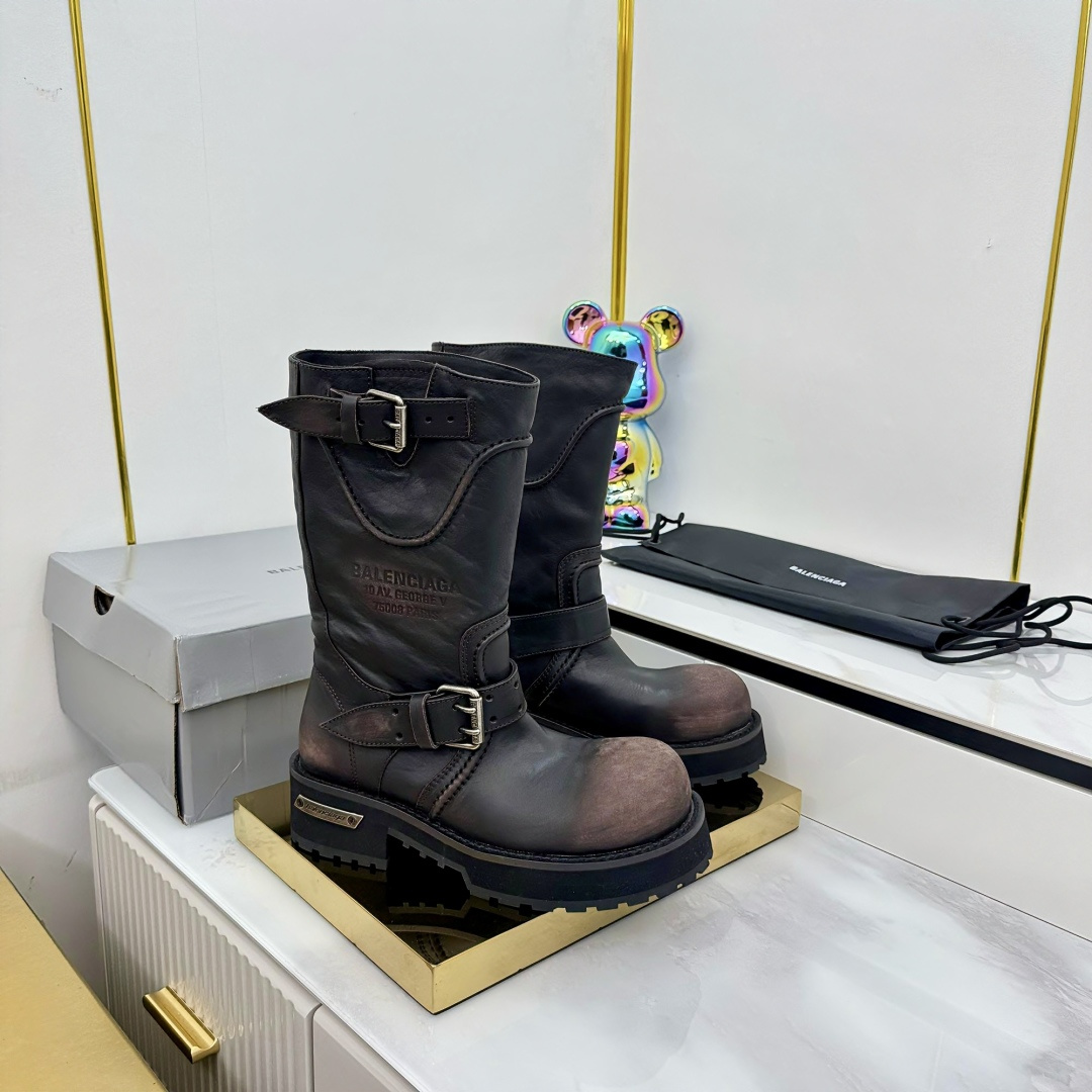 NO:403793,Men's Balenciaga Venom Boots are finally released. For the treasures, there is never a shortage of amazing works in the fashion industry, and Balenciaga Venom Boots are definitely the best among them. Choose a short navel-exposed sweater to outline the waistline, and then pair it with an A-line pleated short skirt to reveal the slender legs. The girlish feeling is instantly full. Put on the Venom Boots, the cool feeling of the boots forms a strong contrast with the sweet skirt, and then put on a bright underarm bag to instantly break the monotony. Walking on the street, you are a sweet and cool fashionable girl, with a high return rate!  Cool and functional style Balenciaga Venom Boots is such a magical item. No matter which style, it can be perfectly adapted to help you easily grasp the high-end fashion sense. Baby boys, please put on Venom Boots and get out of your unique style!  Upper top layer cow inner sheepskin outsole rubber and plastic size 35-45 original one-to-one packaging, boots, balenciaga, balenciaga, boots, skirts, sheepskin19860909男款 巴黎世家Balenciaga毒液靴终于出了 宝子们,时尚界永远不缺惊艳之作,而Balenciaga毒液靴绝对是其中的佼佼者. 上衣选短款露脐针织衫,勾勒出腰线,再搭配一条A字百褶短裙,露出纤细双腿,少女感瞬间拉满.蹬上毒液靴,靴子的酷感与甜美裙装形成强烈反差,再挎上一个亮色系的腋下包,瞬间打破单调.走在街上,你就是又甜又酷的时髦精,回头率爆表！ 酷帅机能风 Balenciaga毒液靴就是这样神奇的单品,无论哪种风格,它都能完美适配,帮你轻松拿捏高级时尚感.宝子们快穿上毒液靴,走出自己的独特风格吧！ 鞋面头层牛 内里羊皮 大底橡塑 尺寸35-45 原版一比一包装,靴子,balenciaga,balenciaga,boots,skirts,sheepskin,Women's Shoes