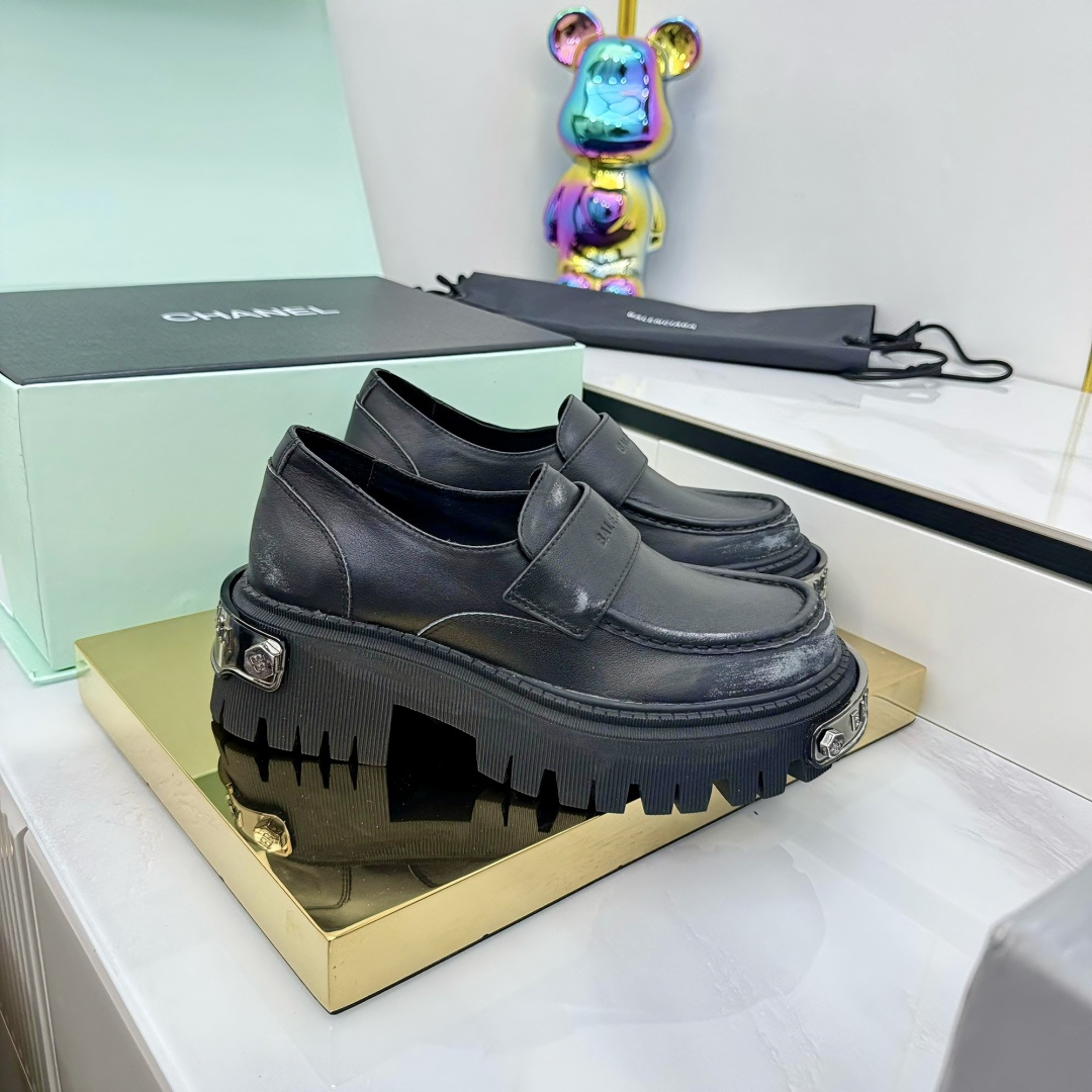 NO:403787,Balenciaga 25/ Latest Loafers. It’s worthy of being the shoes of Balenciaga this season, so handsome. It’s so A-like!  !  The cool big-headed leather shoes remind me of the retro feeling of the 1990s. The upper is imported beaded cowhide, the inner and foot pads are made of original matte cowhide. The sole looks very thick, but we use the original TPU outsole, which is actually very light!  Size: #35-40 (40 custom made without return or exchange), loafers, balenciaga, balenciaga, loafers, cowhide19860909Balenciaga 巴黎世家 25/ 最新 乐福鞋 不愧是巴黎世家这一季的鞋子简直太帅了 简直A到爆！！酷酷的大头皮鞋让我想起90年代的复古感觉 鞋面是进口开边珠牛皮 内里和垫脚是选用原版哑光牛皮 鞋底看着很厚但我们采用的是原版TPU大底其实特别轻便！ Size: #35-40(40定做不退换）,乐福鞋,balenciaga,balenciaga,loafers,cowhide,Women's Shoes