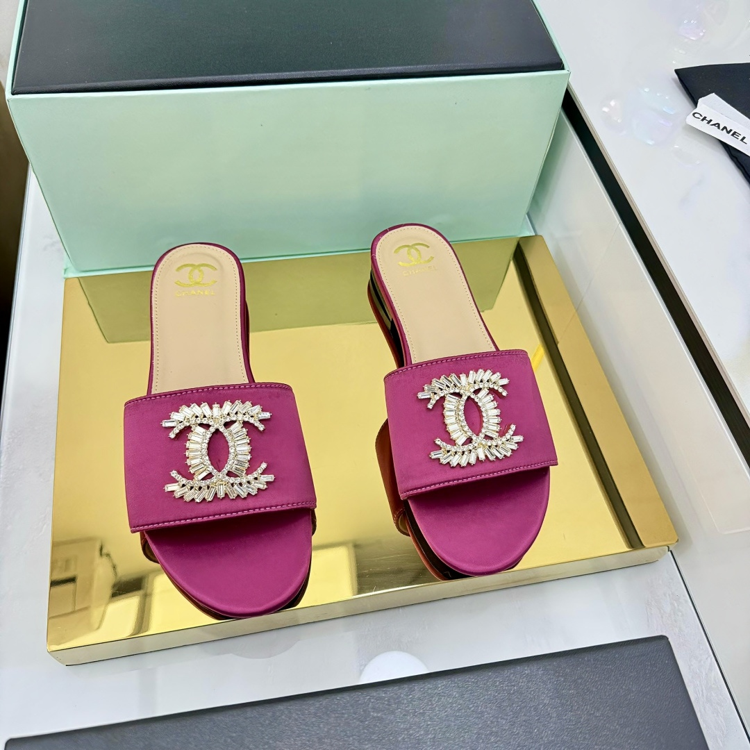 NO:403815,Rubber bottom genuine leather bottom Chanel Xiaoxiang C home sandals series, official website synchronized, classic and elegant, casual outfit, original logo ~ use imported cowhide and C home customized fabrics, a variety of colors for goddess to choose from!  Number of codes 36~40 (customized 35 41 42 43 custom made no return or exchange), slippers, chanel, chanel, slippers, cowhide19860909橡胶底真皮底 Chanel小香C家凉拖系列 官网同步,经典高雅 ,随意穿搭 原版logo标～选用进口牛皮和c家定制面料,多种颜色供女神选择！ 码数36～40（定做35 41 42 43 定做不退换）,拖鞋,chanel,chanel,slippers,cowhide,Women's Shoes